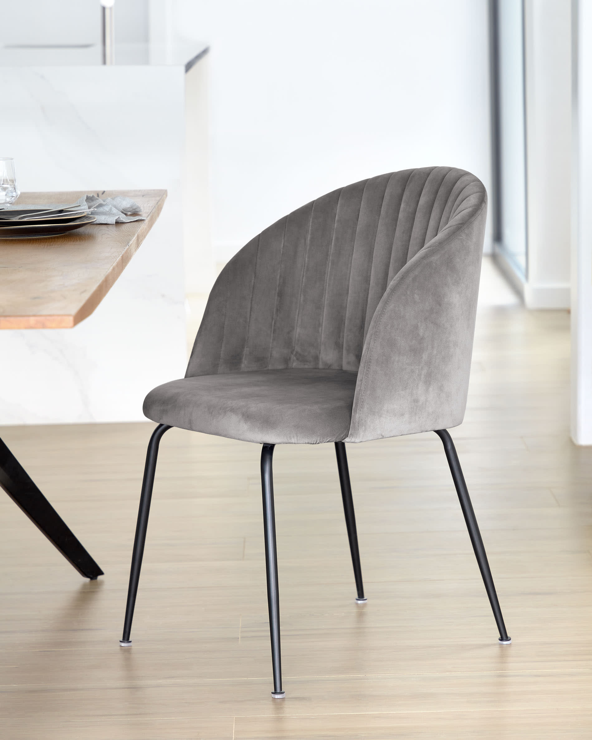 Eleganter Tisch mit Eichenfurnier und Antikfinish, schwarze Stahlbeine, Masse 160x90 cm, von Kave Home, ideal für modernes Wohnen.