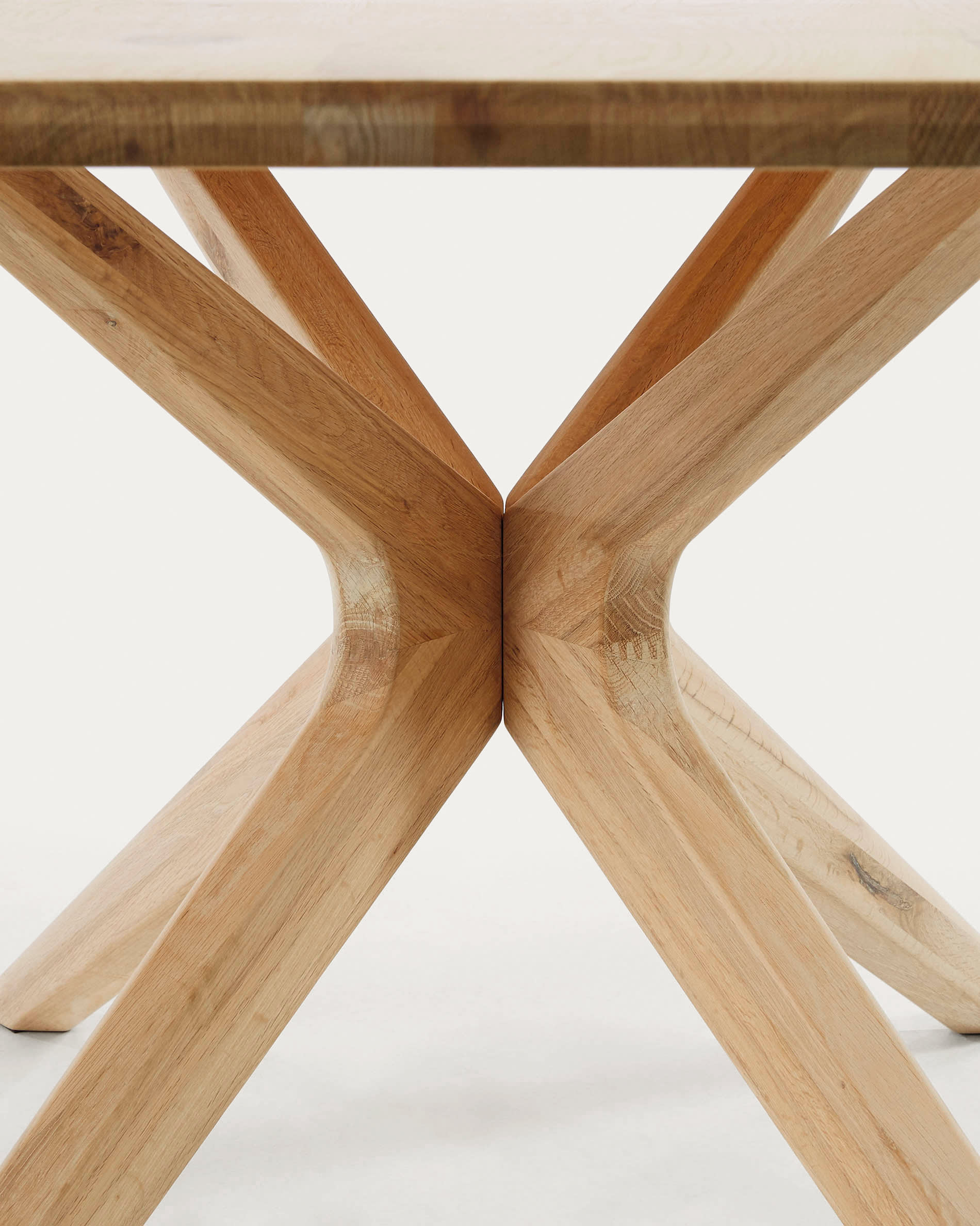 Eleganter Armande Tisch von Kave Home, 180 x 90 cm, aus hochwertigem Eichenfurnier mit aufhellendem Finish – ideal für gemütliche Zusammenkünfte.