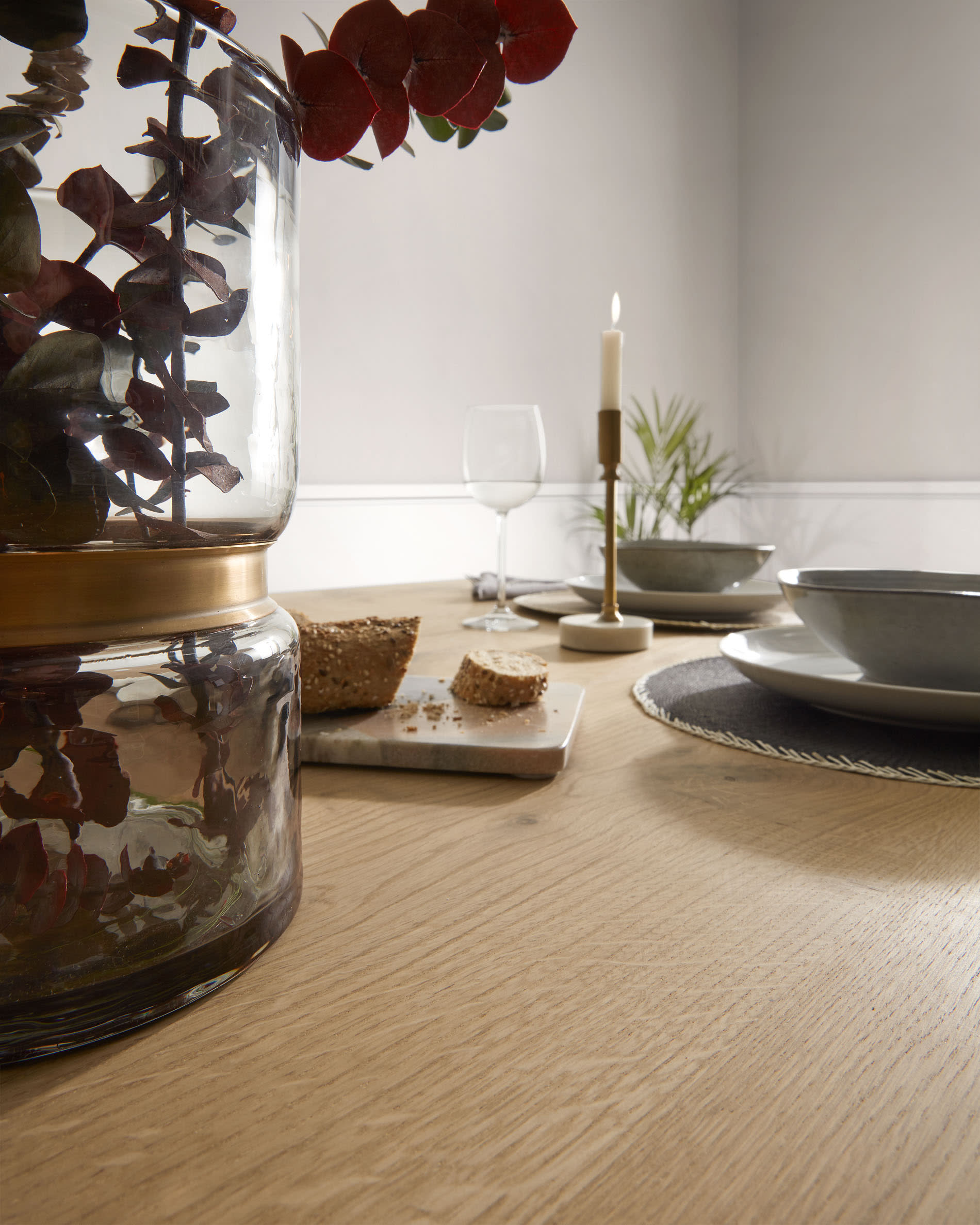 Eleganter Armande Tisch aus Eichenfurnier, 180x90 cm, mit hellem Finish, ideal für stilvolle Esszimmer von Kave Home.