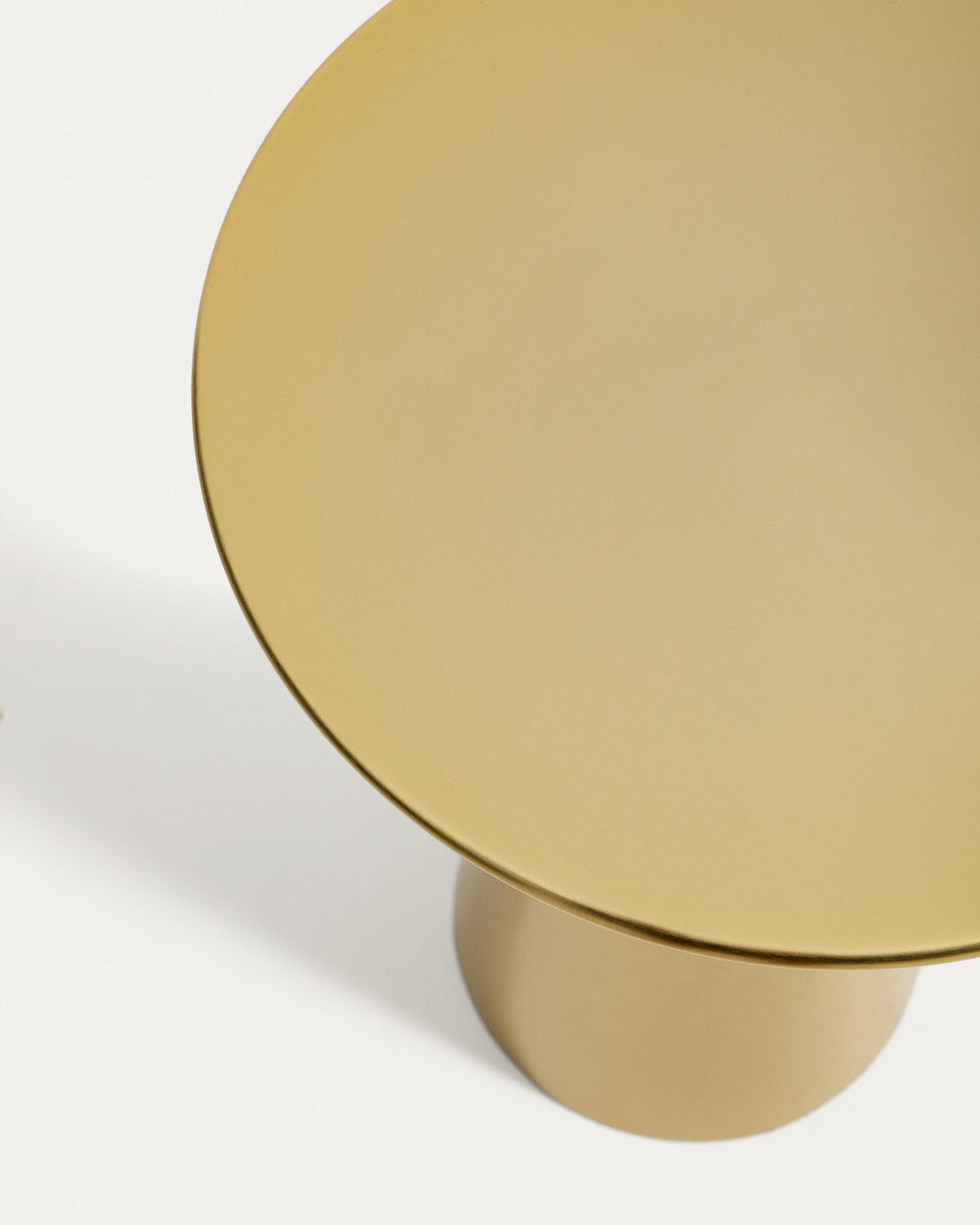 Rhet Beistelltisch aus Metall mit Finish in Gold Ø 39 cm in Gold präsentiert im Onlineshop von KAQTU Design AG. Beistelltisch ist von Kave Home