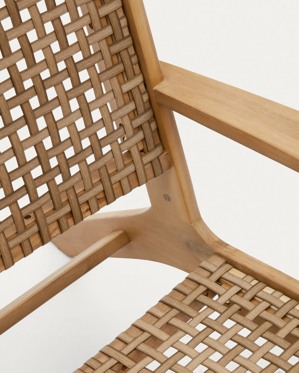 Grignoon Sessel aus massivem Akazienholz und geflochtener Korbweide FSC 100% in Natur, Beige präsentiert im Onlineshop von KAQTU Design AG. Outdoor-Sessel mit Armlehnen ist von Kave Home