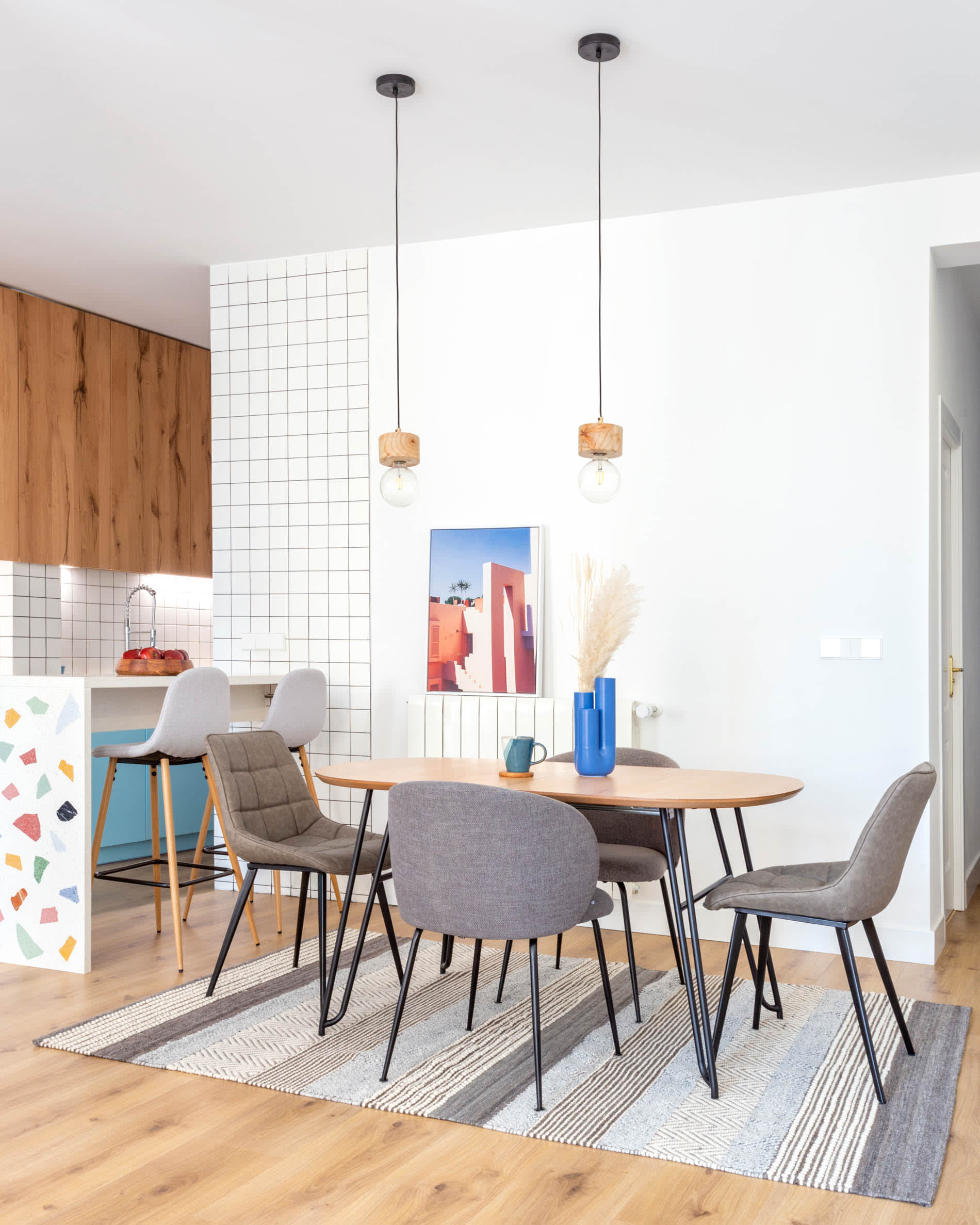 Vielseitiger ausziehbarer Tisch mit Eichenfurnier und stabilen Stahlbeinen, ideal für stilvolle Esszimmer und gesellige Anlässe.