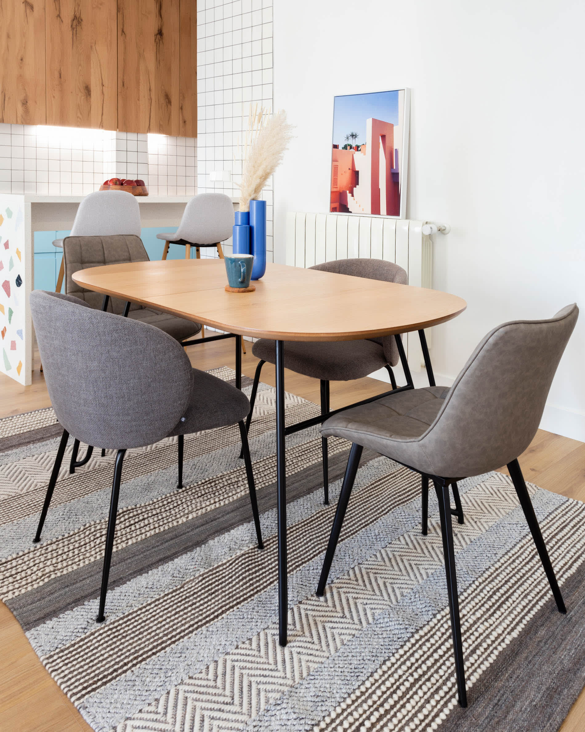 Moderner, flexibler Esstisch aus Eichenfurnier mit stabilen Stahlbeinen, ideal für gesellige Abende und große Familientreffen.