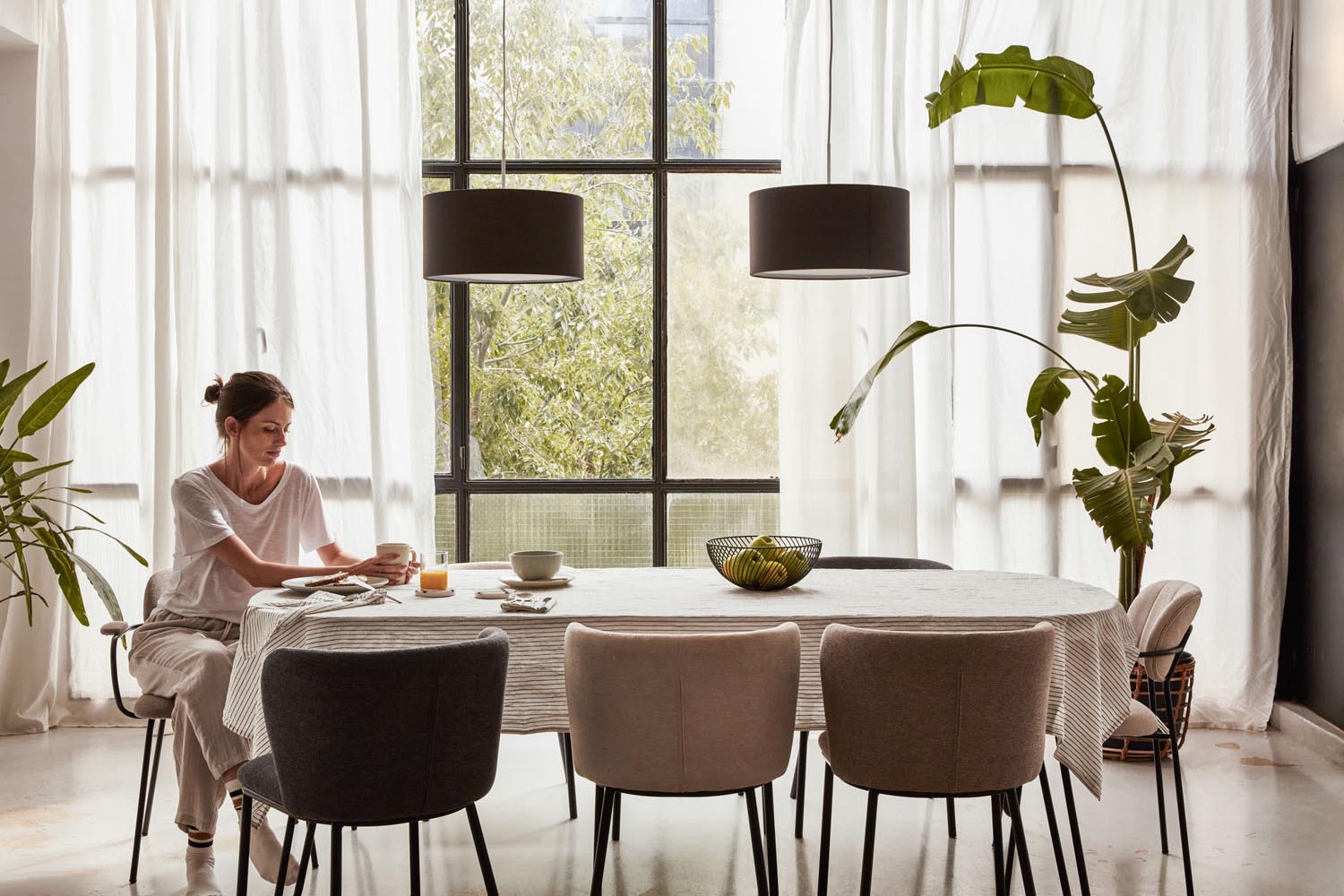 Ausziehbarer Esstisch aus Eichenfurnier mit eleganten Stahlbeinen, perfekt für gesellige Abende und stilvolle Dinnerpartys.