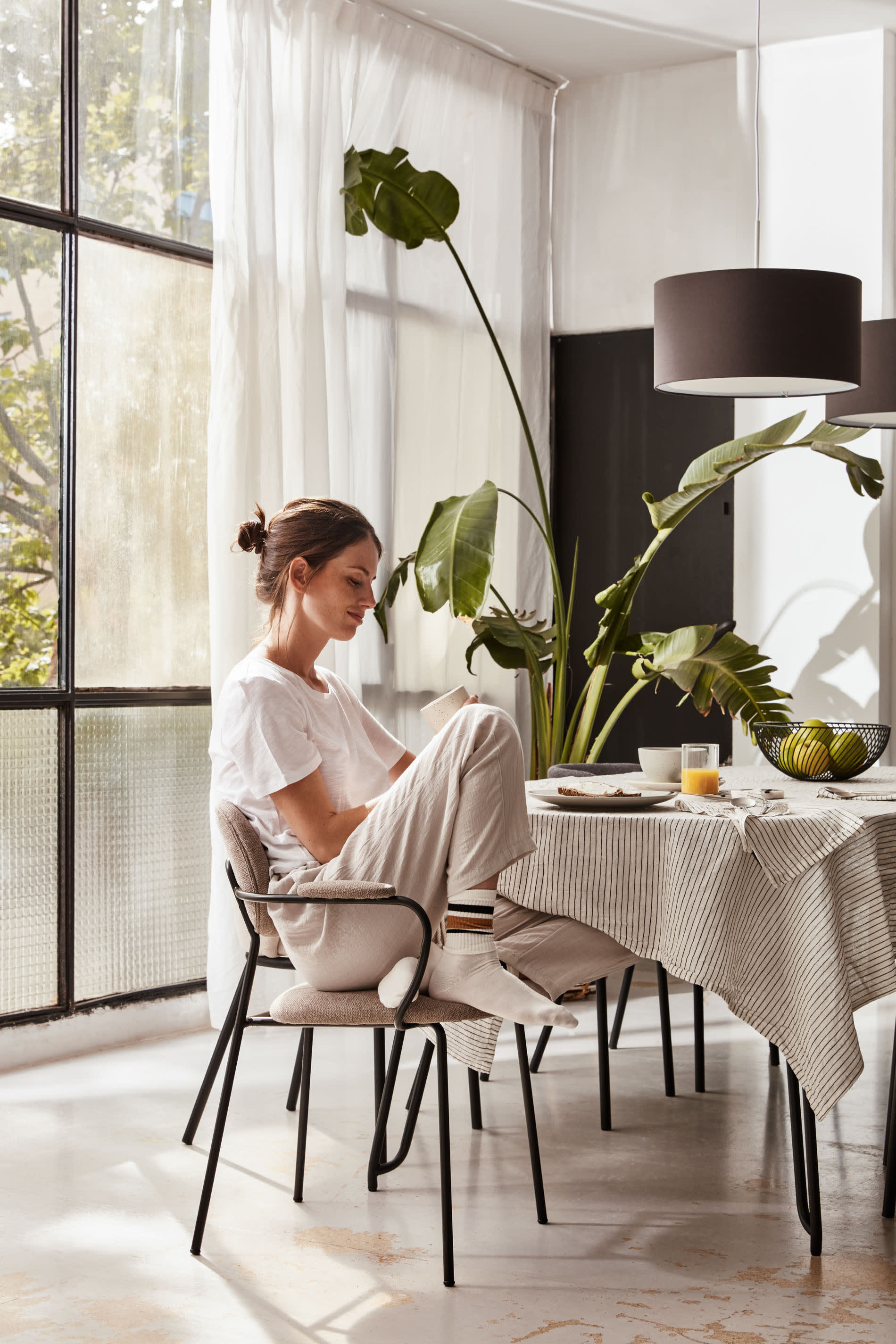 Der Novac ausziehbare Tisch von Kave Home kombiniert elegantes Eichenfurnier mit robusten Stahlbeinen. Ideal für gesellige Anlässe und stilvolle Esszimmer.