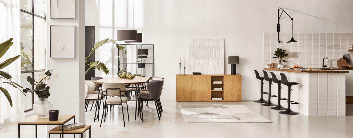 Der Novac ausziehbare Tisch von Kave Home bietet mit Eichenfurnier und robusten Stahlbeinen stilvolle Flexibilität für Ihr Esszimmer.