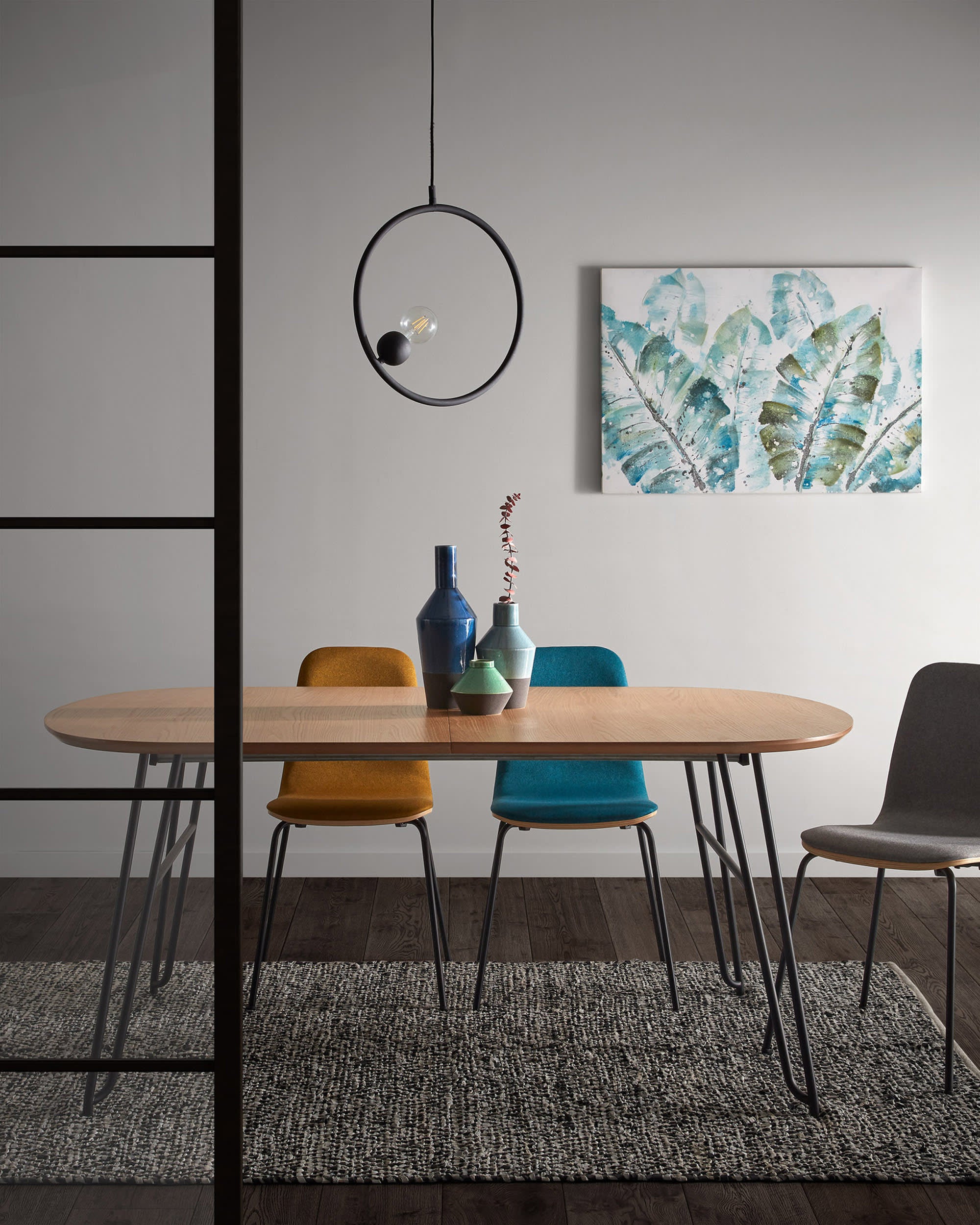 Moderner ausziehbarer Tisch mit Eichenfurnier und schwarzen Stahlbeinen, ideal für stilvolle und flexible Wohnräume.