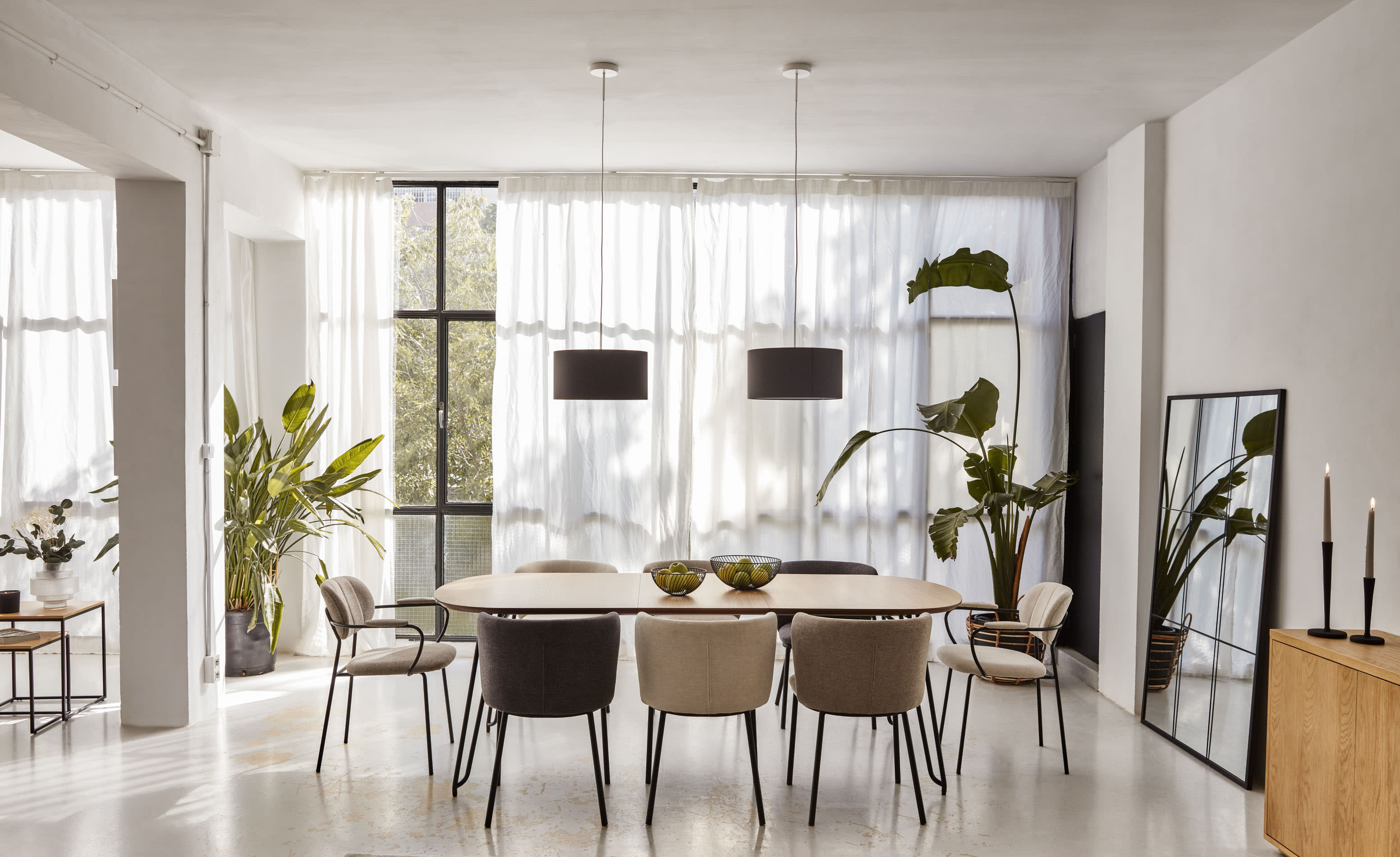 Der Novac Tisch von Kave Home vereint elegantes Eichenfurnier mit stabilen Stahlbeinen und bietet eine flexible Lösung für jedes Esszimmer.