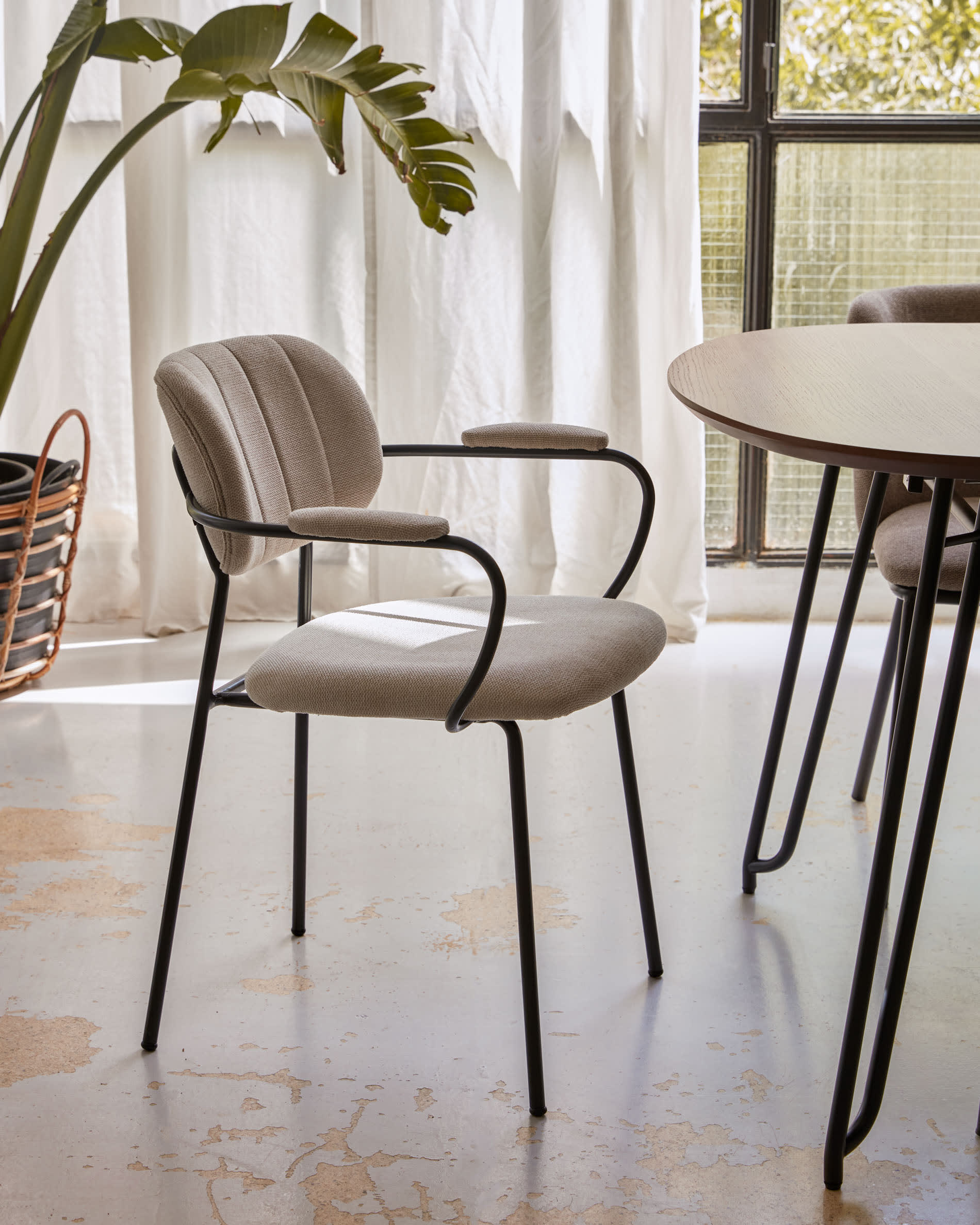 Der Novac ausziehbare Tisch von Kave Home kombiniert stilvolles Eichenfurnier mit robusten Stahlbeinen und passt sich flexibel Ihren Bedürfnissen an.