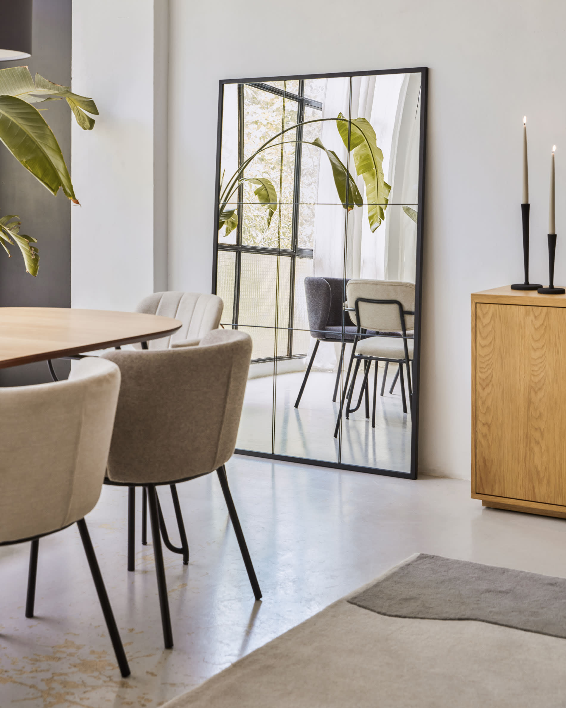 Der Novac ausziehbare Tisch von Kave Home kombiniert stilvolles Eichenfurnier mit robusten Stahlbeinen und bietet Flexibilität für jede Essgelegenheit.