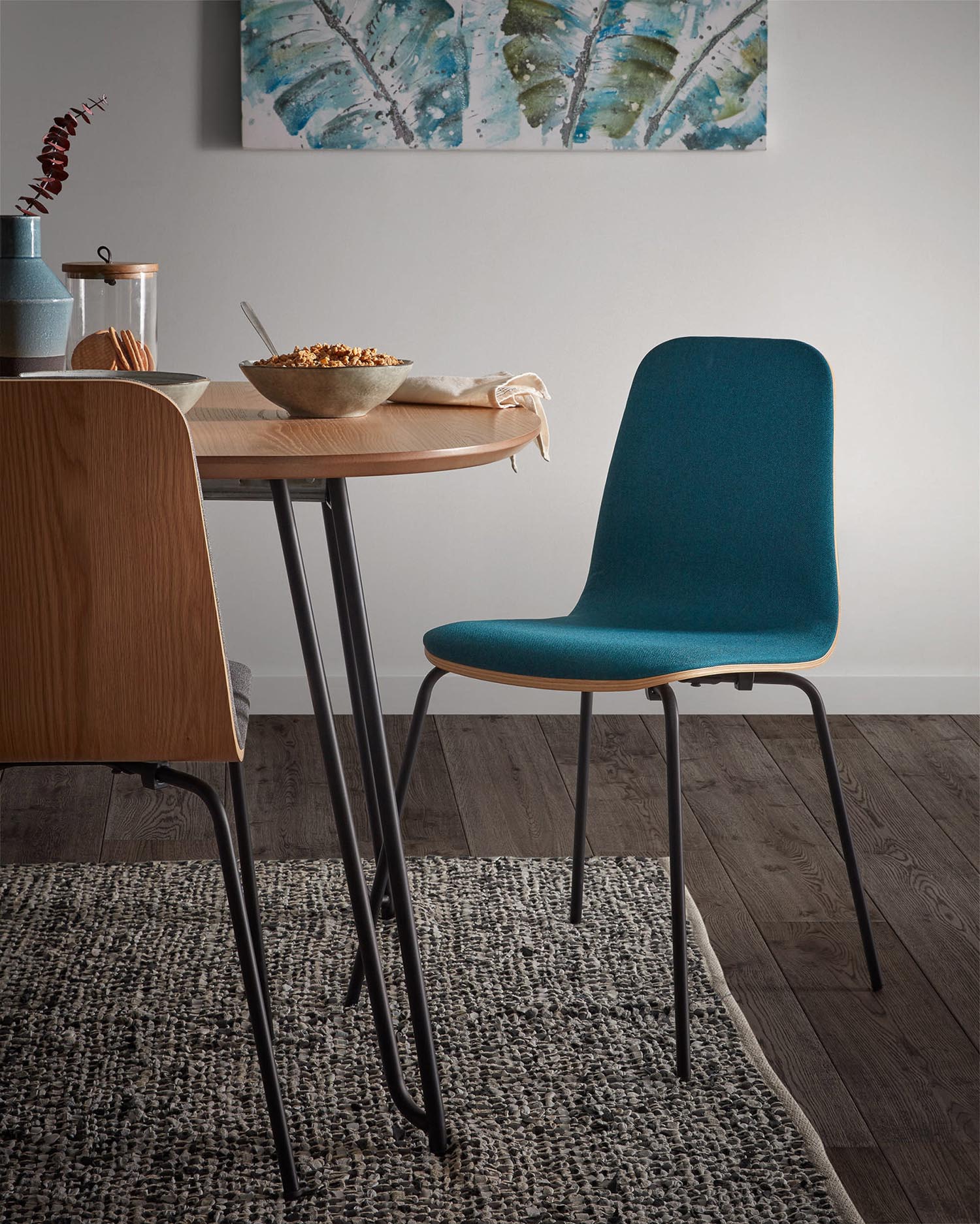 Eleganter ausziehbarer Tisch mit Eichenfurnier und schwarzen Stahlbeinen, perfekt für moderne und vielseitige Wohnbereiche.