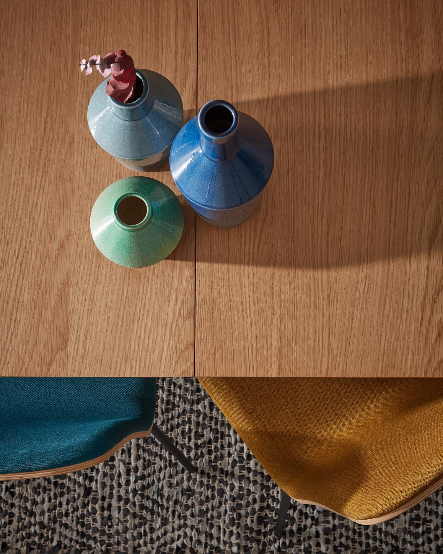 Der Novac Tisch von Kave Home: Flexibel, stilvoll und robust. Ausziehbar von 170 auf 320 cm, mit Eichenfurnier und schwarzen Stahlbeinen.