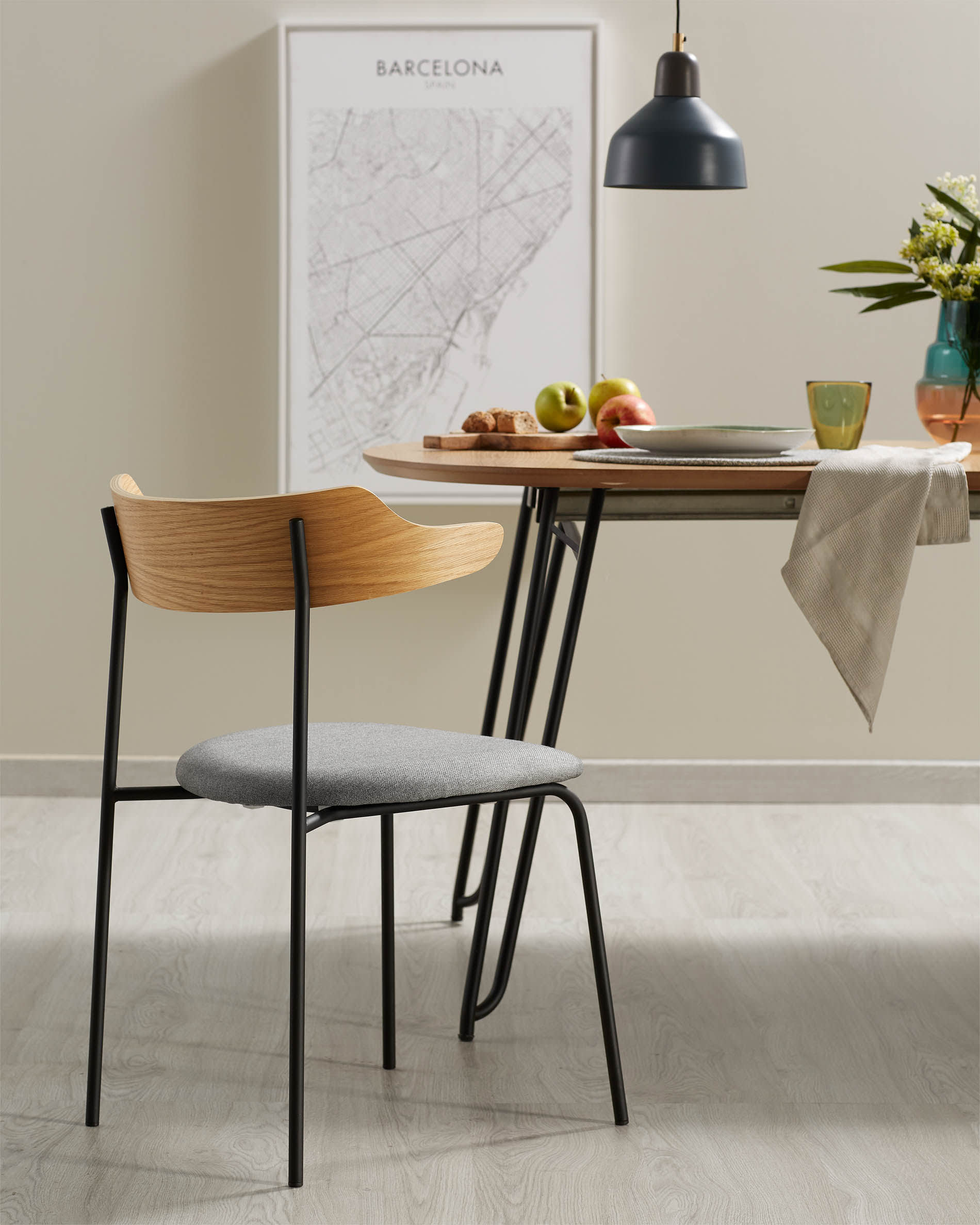 Eleganter ausziehbarer Tisch mit Eichenfurnier und schwarzen Stahlbeinen, perfekt für moderne und vielseitige Wohnräume.