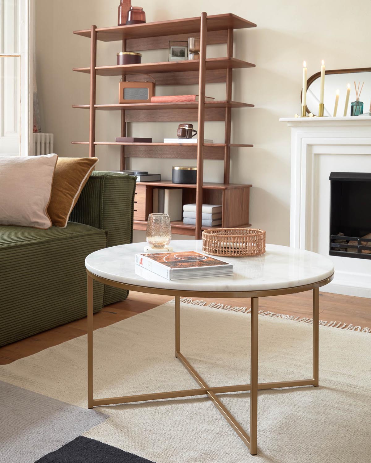 Sheffield Couchtisch aus weissem Marmor und Stahlbeinen mit goldenem Finish Ø 80 cm in Weiss, Gold präsentiert im Onlineshop von KAQTU Design AG. Beistelltisch ist von Kave Home