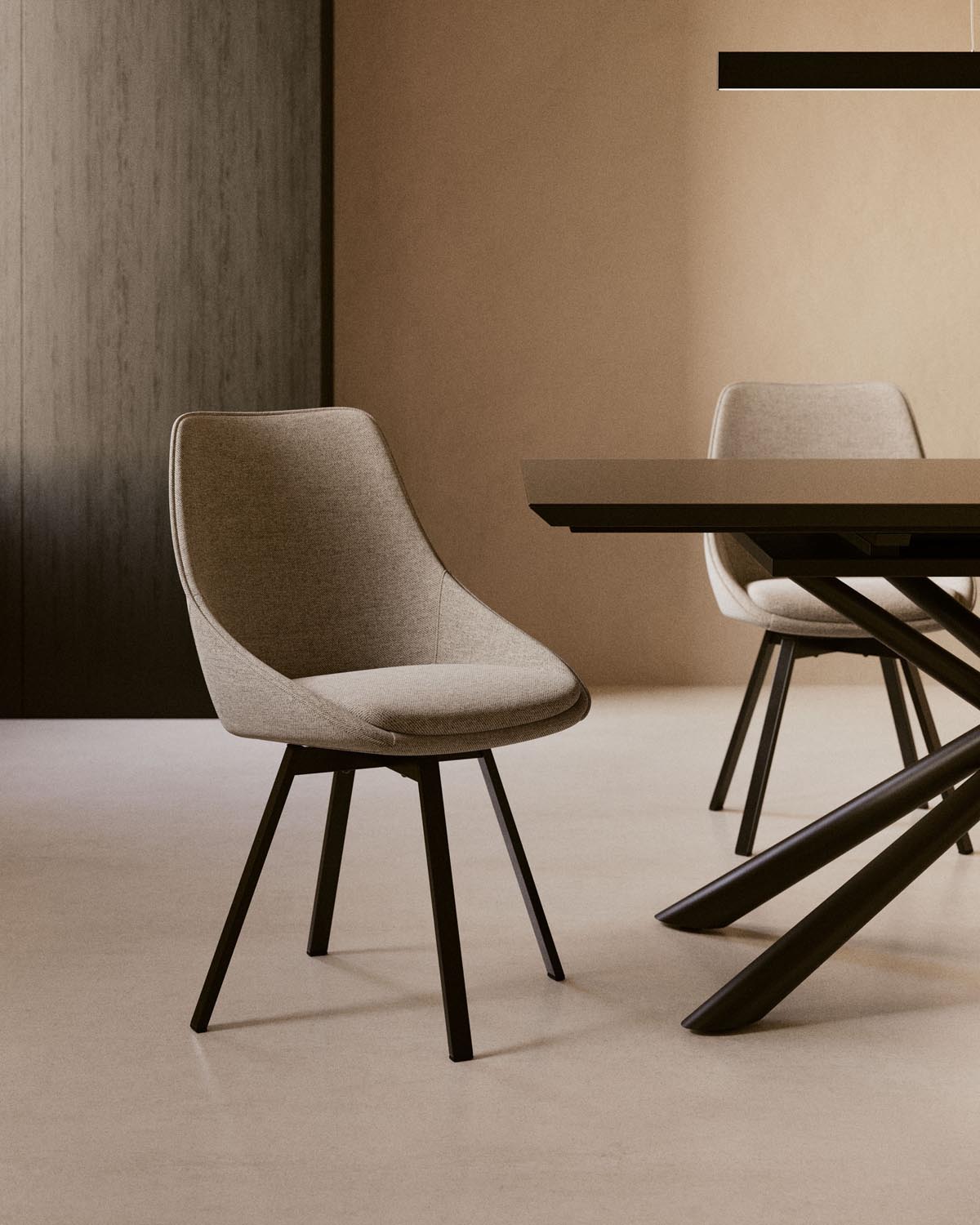 Jenna Drehstuhl hellgrau und Stahlbeine mit schwarzem Finish FSC 100% in Grau, Schwarz präsentiert im Onlineshop von KAQTU Design AG. Dreh-Schalenstuhl mit Armlehnen ist von Kave Home