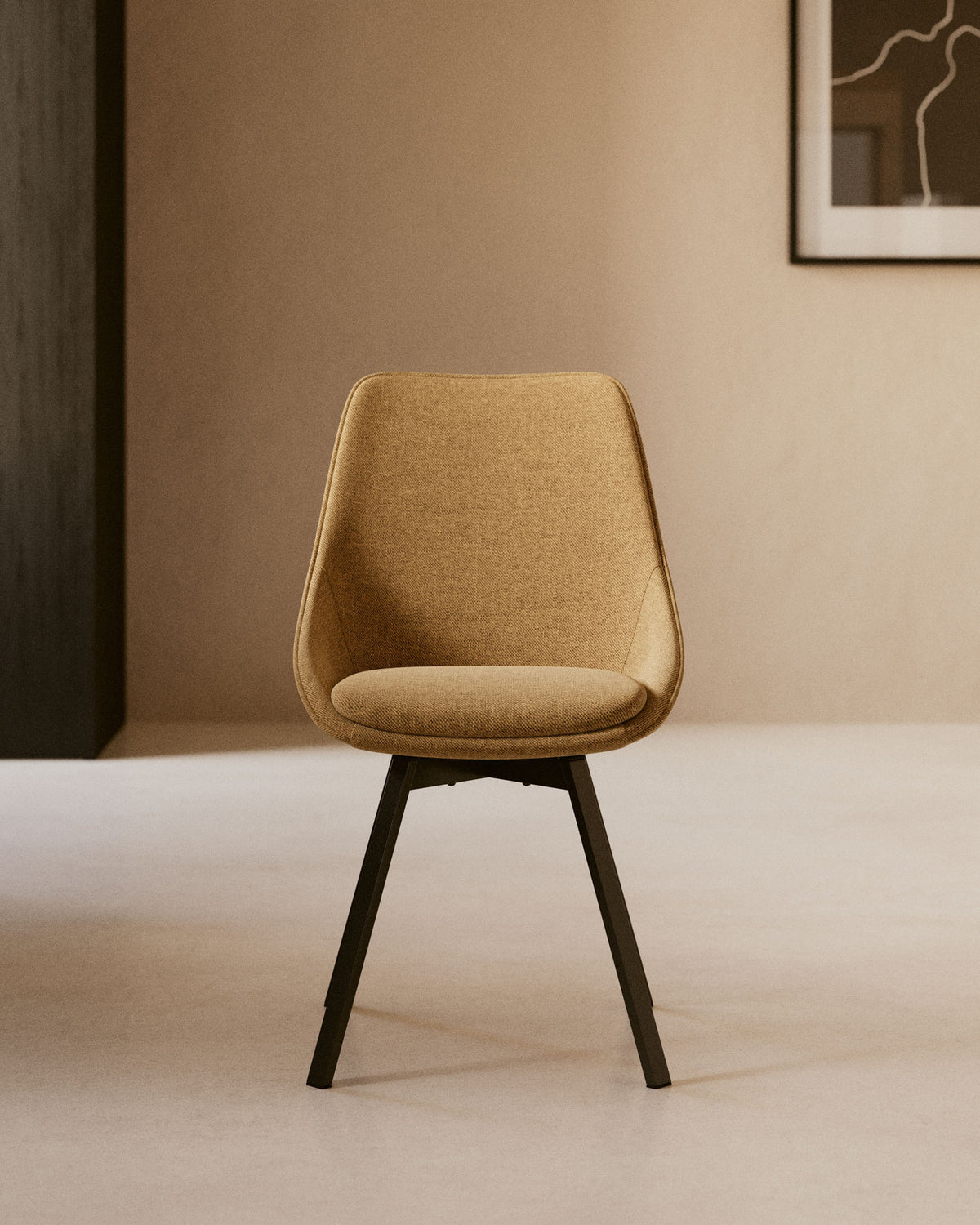 Jenna Drehstuhl senfgelb und Stahlbeine mit schwarzem Finish FSC 100% in Senfgelb, Schwarz präsentiert im Onlineshop von KAQTU Design AG. Dreh-Schalenstuhl mit Armlehnen ist von Kave Home