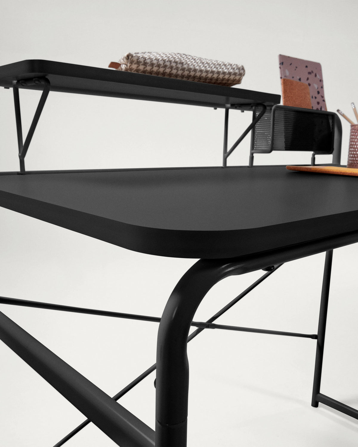 Foreman Tisch aus Melamin schwarz und Stahlbeine mit schwarzem Finish 98 x 46 cm in Schwarz präsentiert im Onlineshop von KAQTU Design AG. Schreibtisch ist von Kave Home