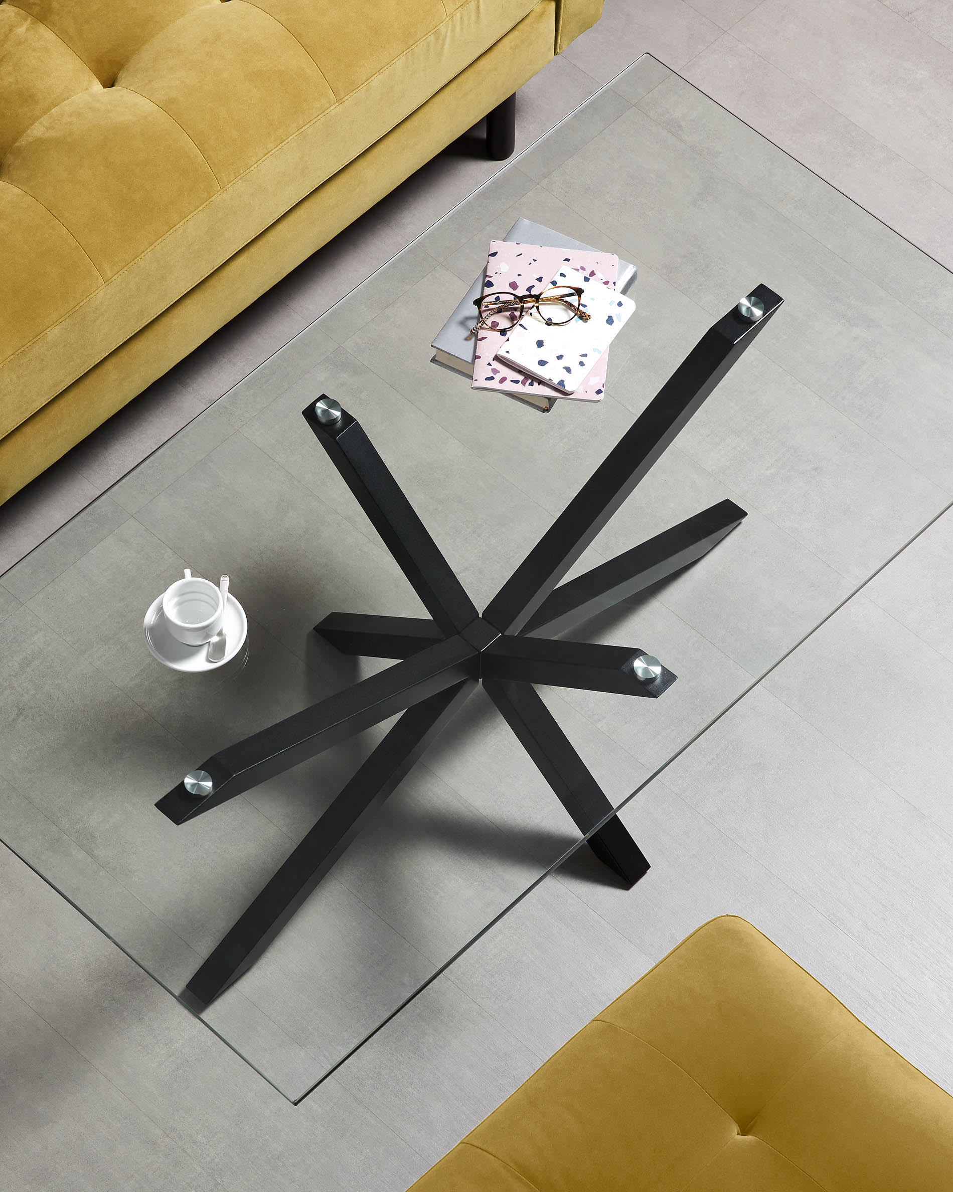 Moderner Argo Couchtisch 130x70 cm mit Glasplatte und schwarzen Stahlbeinen, ideal für stilvolle Wohnräume.