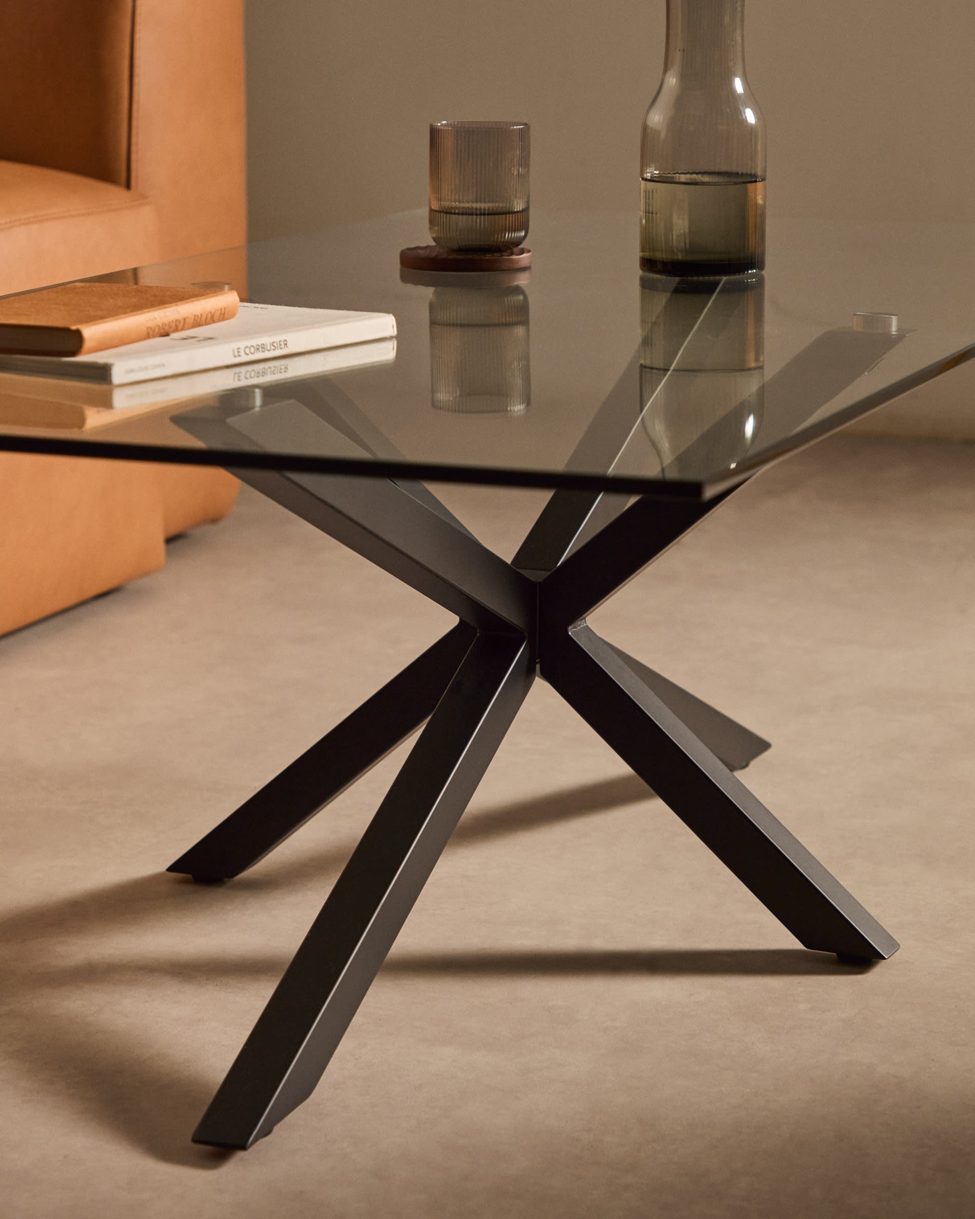 Moderner Argo Couchtisch 130x70 cm mit Glasplatte und schwarzen Stahlbeinen, ideal für zeitgemässe Wohnräume.