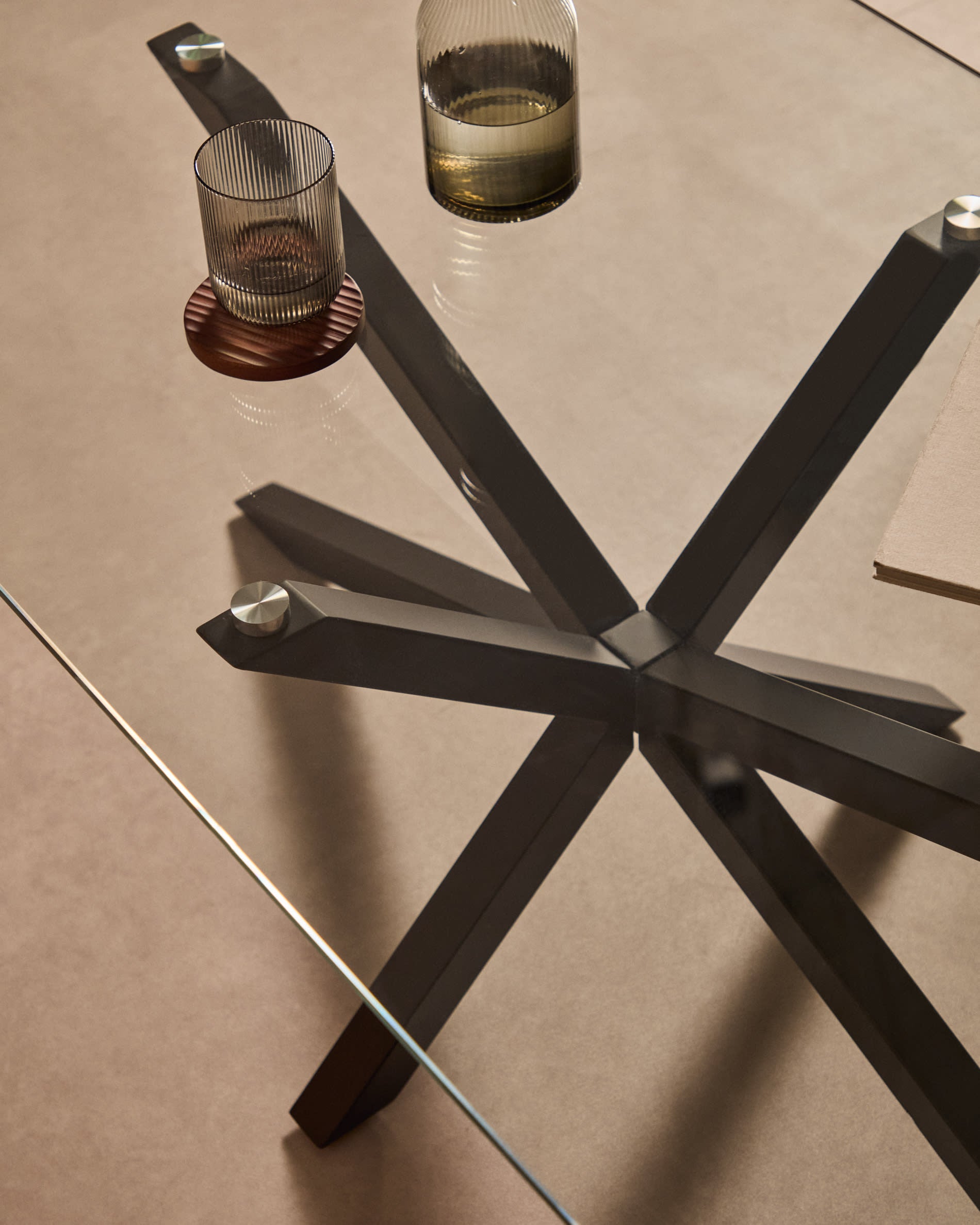 Eleganter Argo Couchtisch 130x70 cm mit Glasplatte und schwarzen Stahlbeinen, perfekt für moderne Wohnräume.