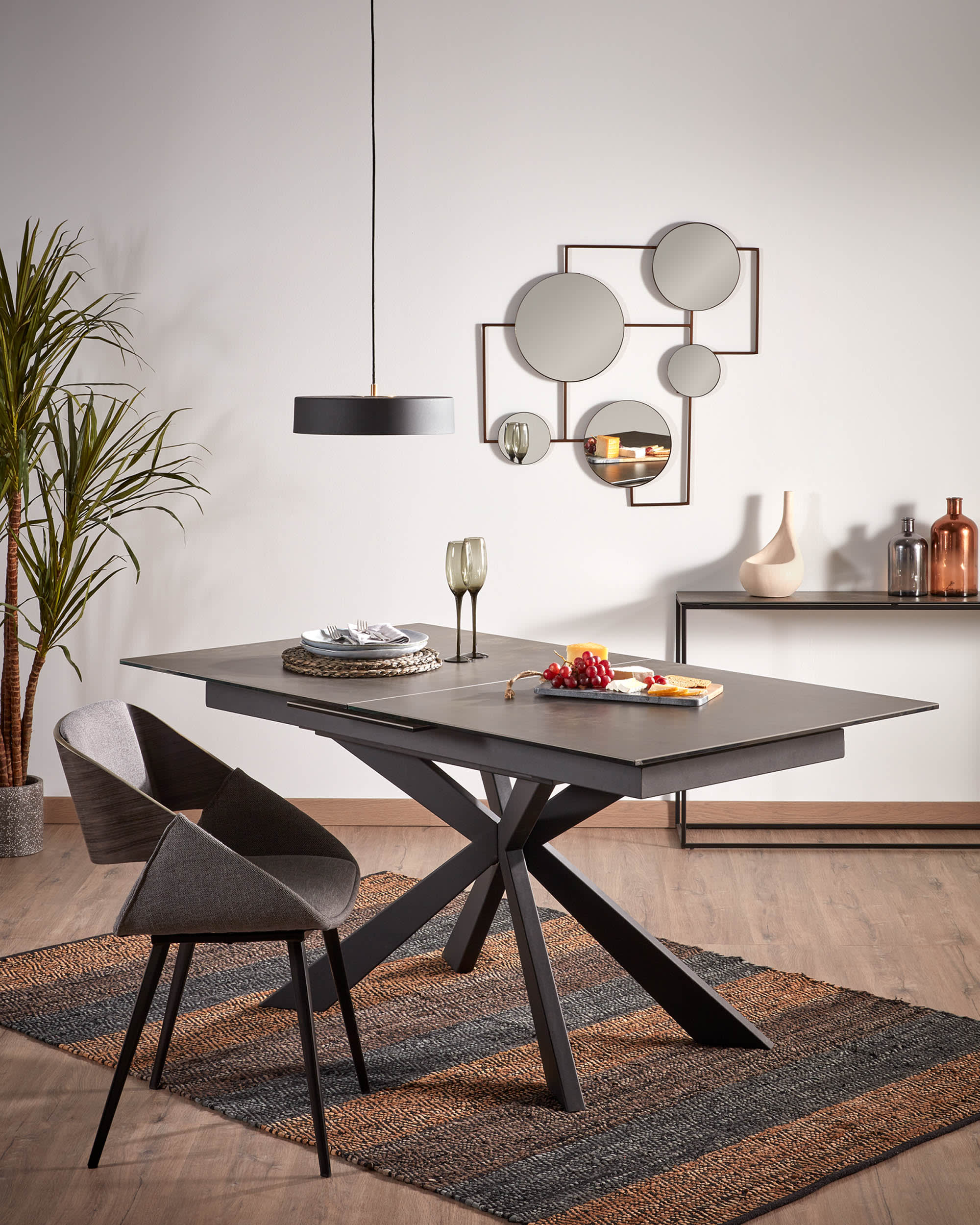 Eleganter Konsolentisch von Kave Home mit robuster Feinsteinzeugplatte und Stahlgestell, 110 x 75 cm, perfekt für moderne Wohnräume.