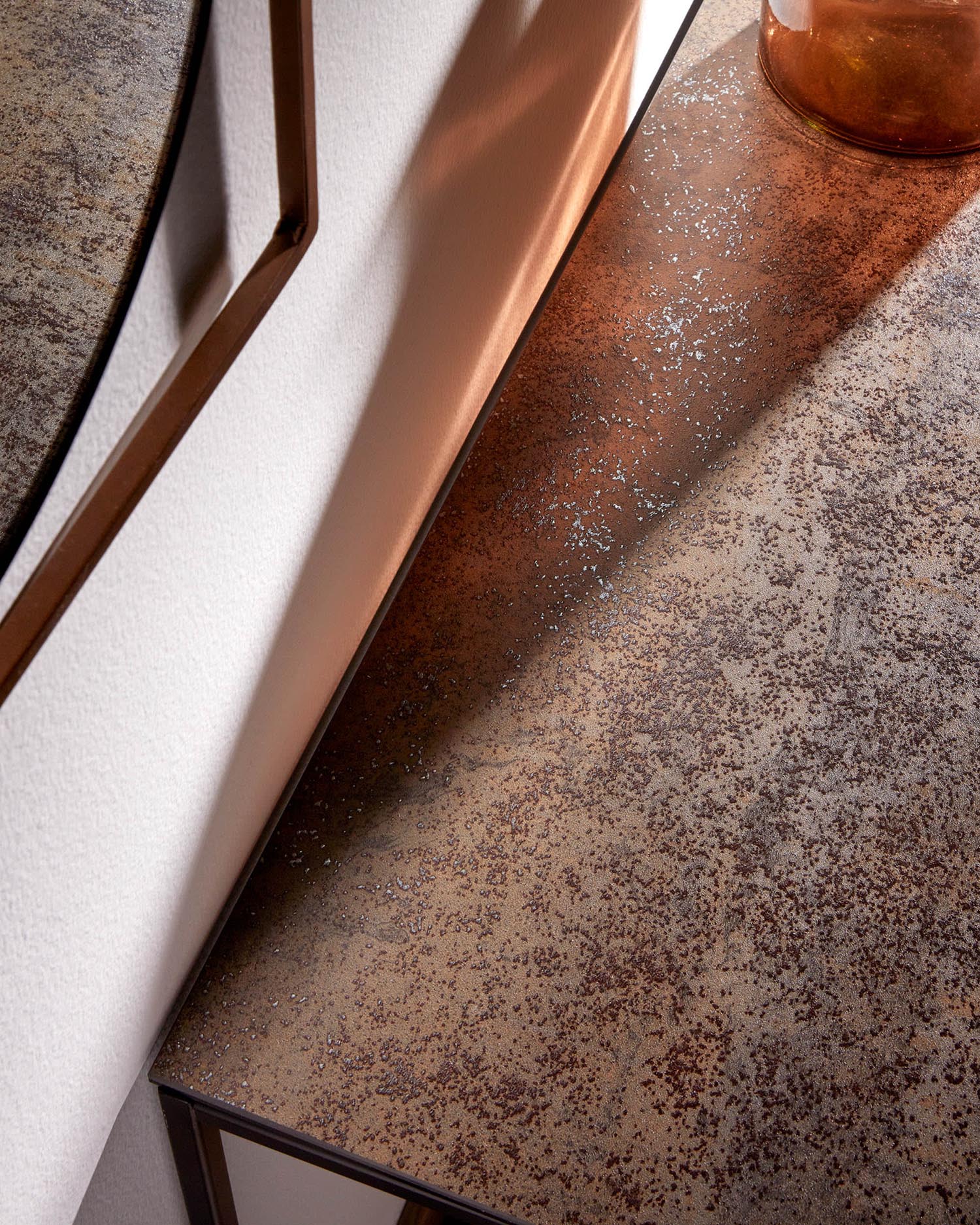 Moderner Konsolentisch von Kave Home mit langlebiger Feinsteinzeugplatte und stabilem Stahlgestell, Masse 110 x 75 cm, ideal für stilvolle Räume.