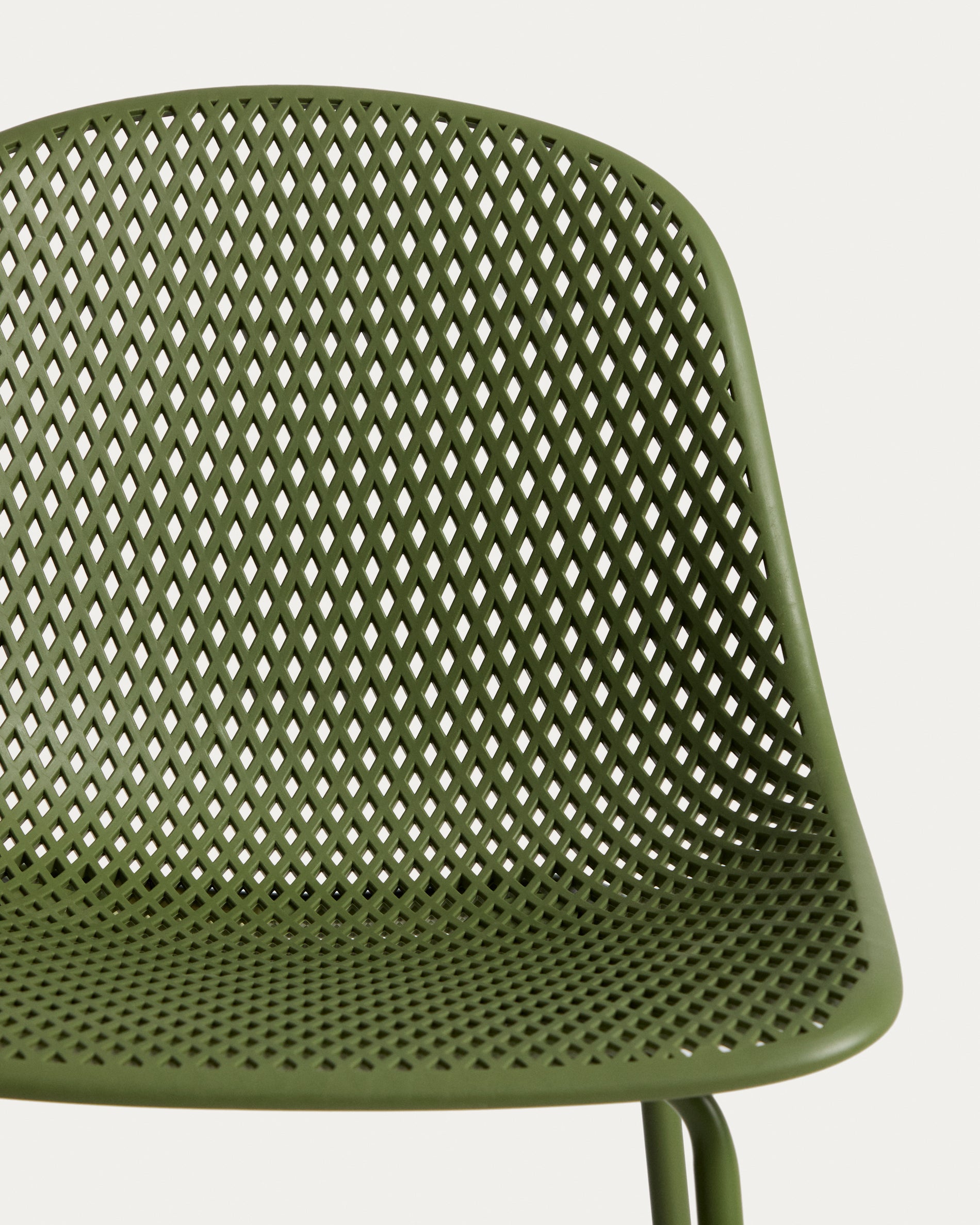 Stylischer Outdoor-Hocker Quinby in frischem Grün, 75 cm hoch, perfekt für entspannte Stunden im Garten oder auf der Terrasse von Kave Home.