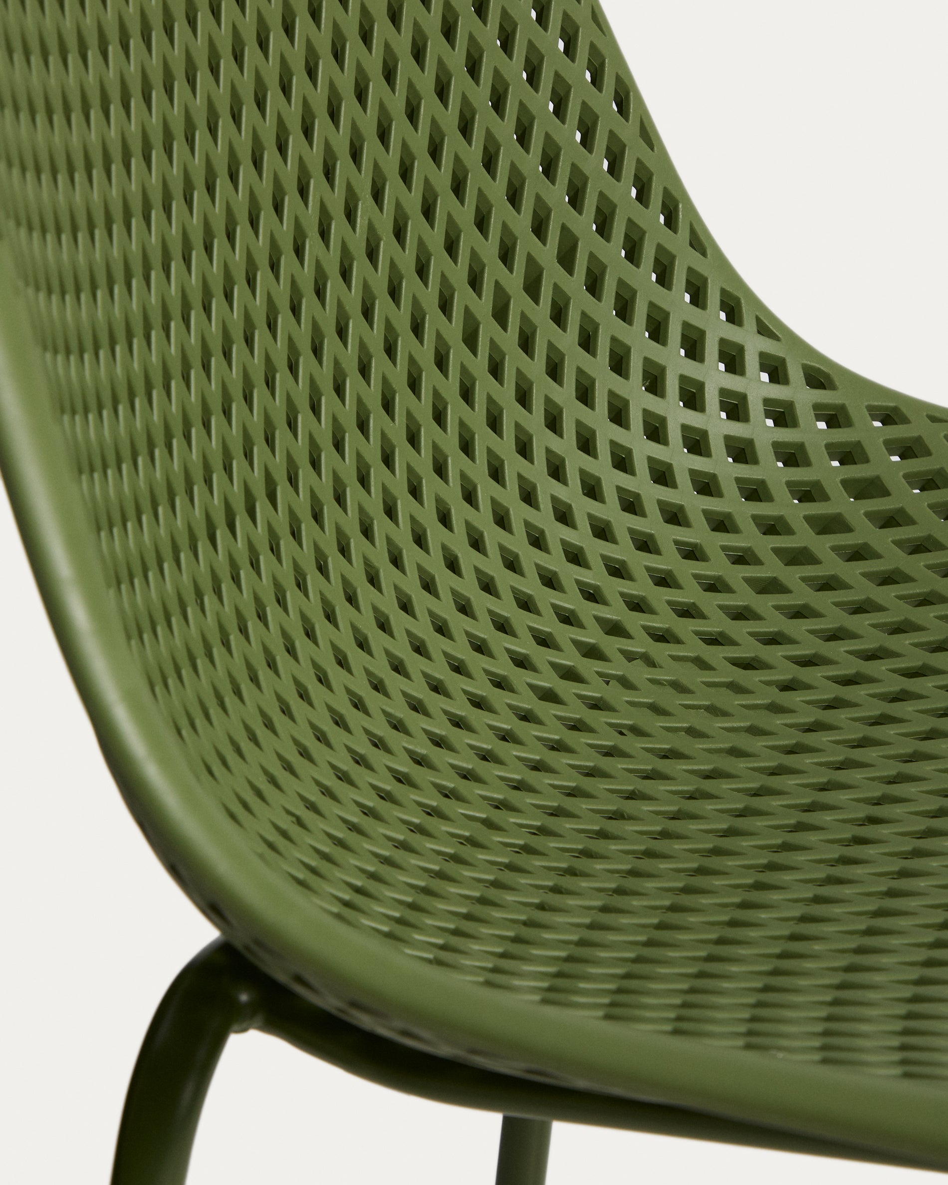 Stylischer Outdoor-Hocker Quinby in frischem Grün, 75 cm hoch, perfekt für entspannte Stunden im Garten oder auf der Terrasse von Kave Home.