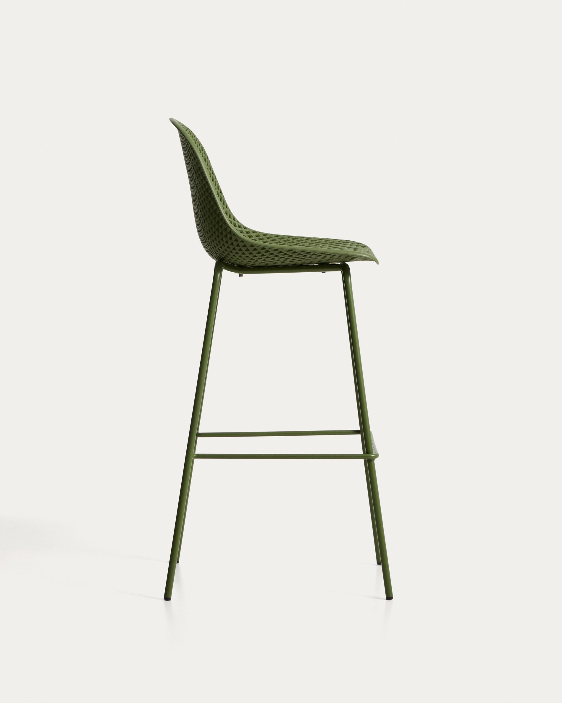 Moderner Outdoor-Hocker Quinby in lebhaftem Grün, 75 cm hoch, ideal für gemütliche Garten- und Terrassenmöbel von Kave Home.