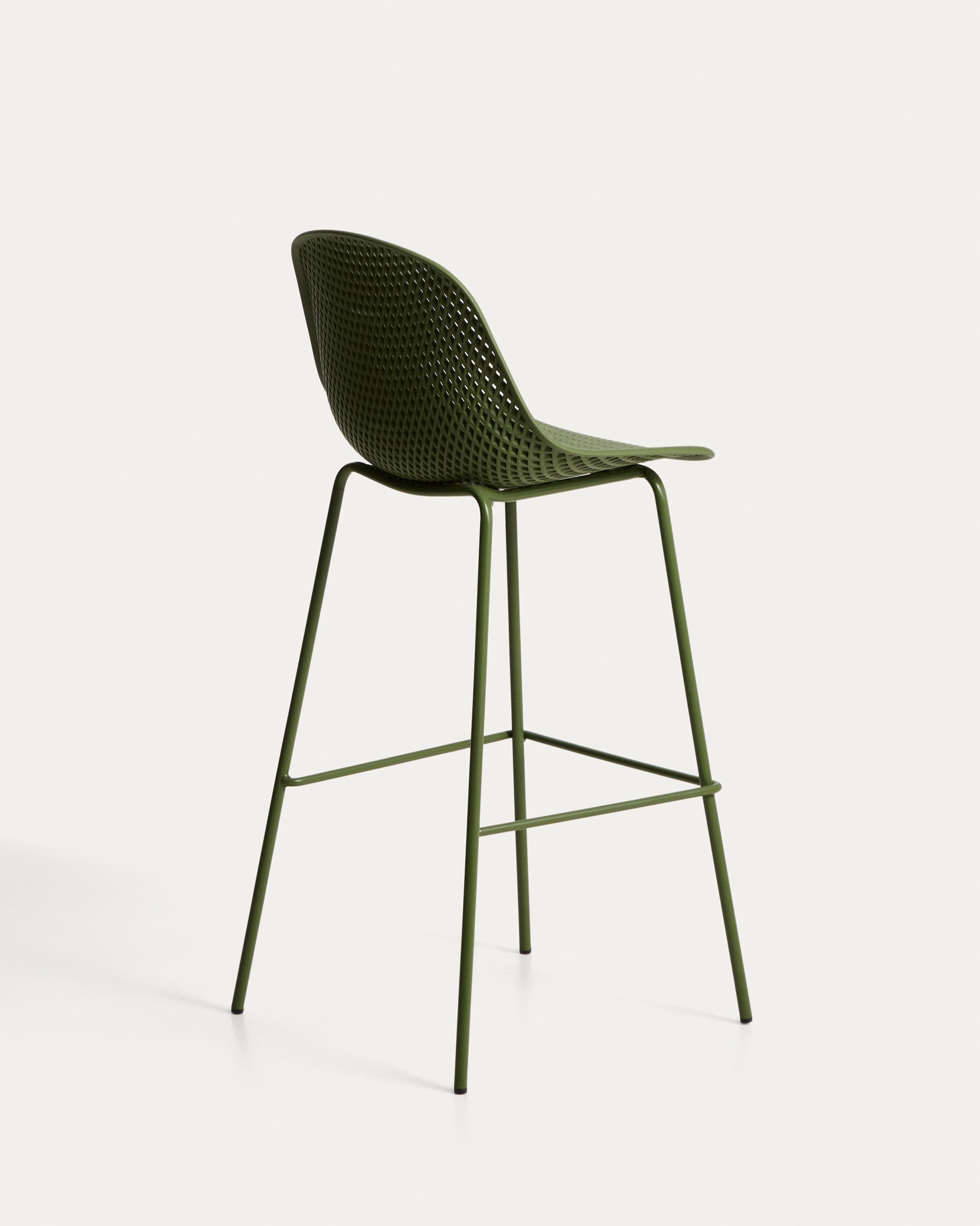 Stylischer Outdoor-Hocker Quinby in frischem Grün, 75 cm hoch, perfekt für entspannte Stunden im Garten oder auf der Terrasse von Kave Home.