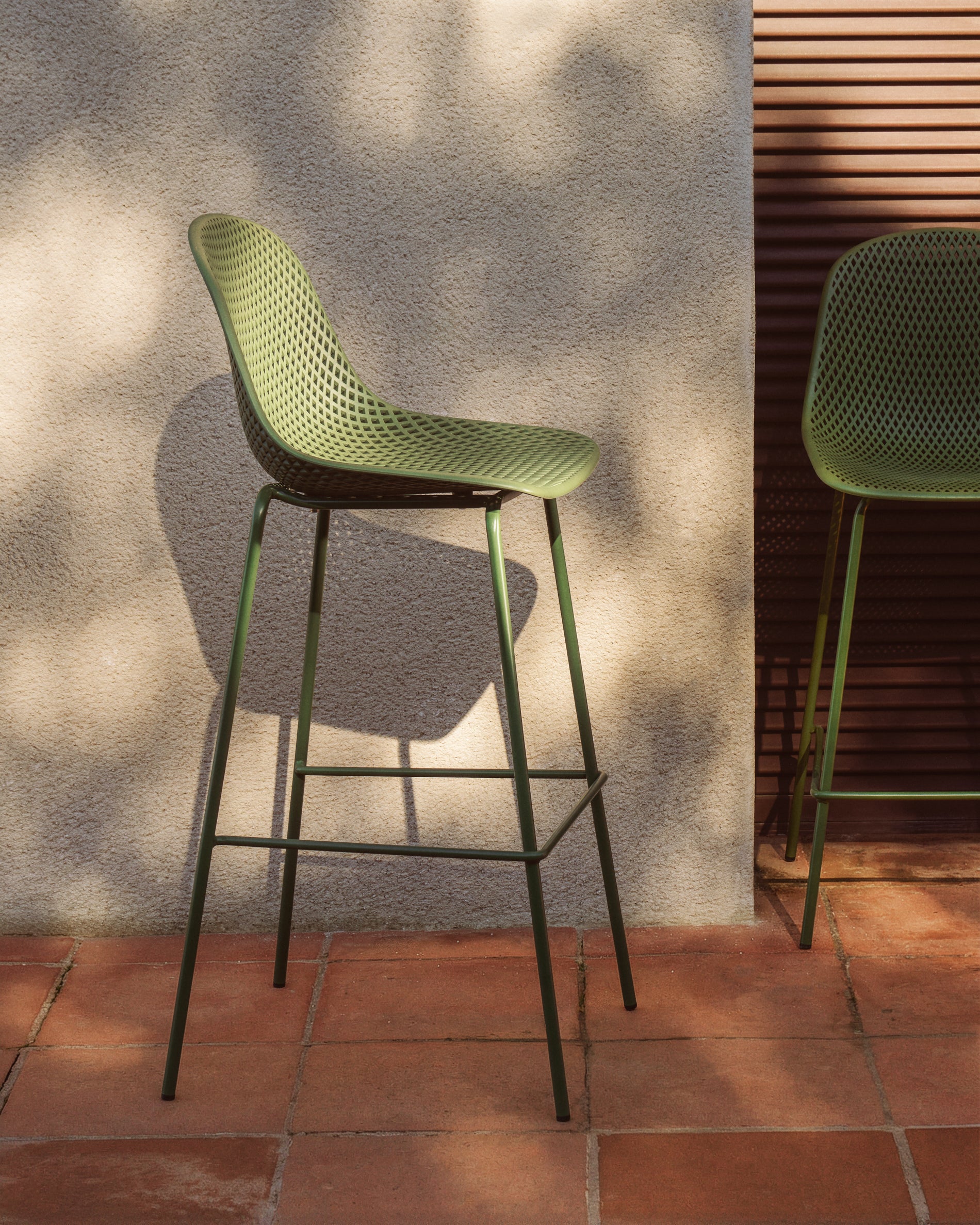 Stylischer Outdoor-Hocker Quinby in frischem Grün, 75 cm, ideal für Garten und Terrasse, von Kave Home, perfekt für entspannte Stunden im Freien.