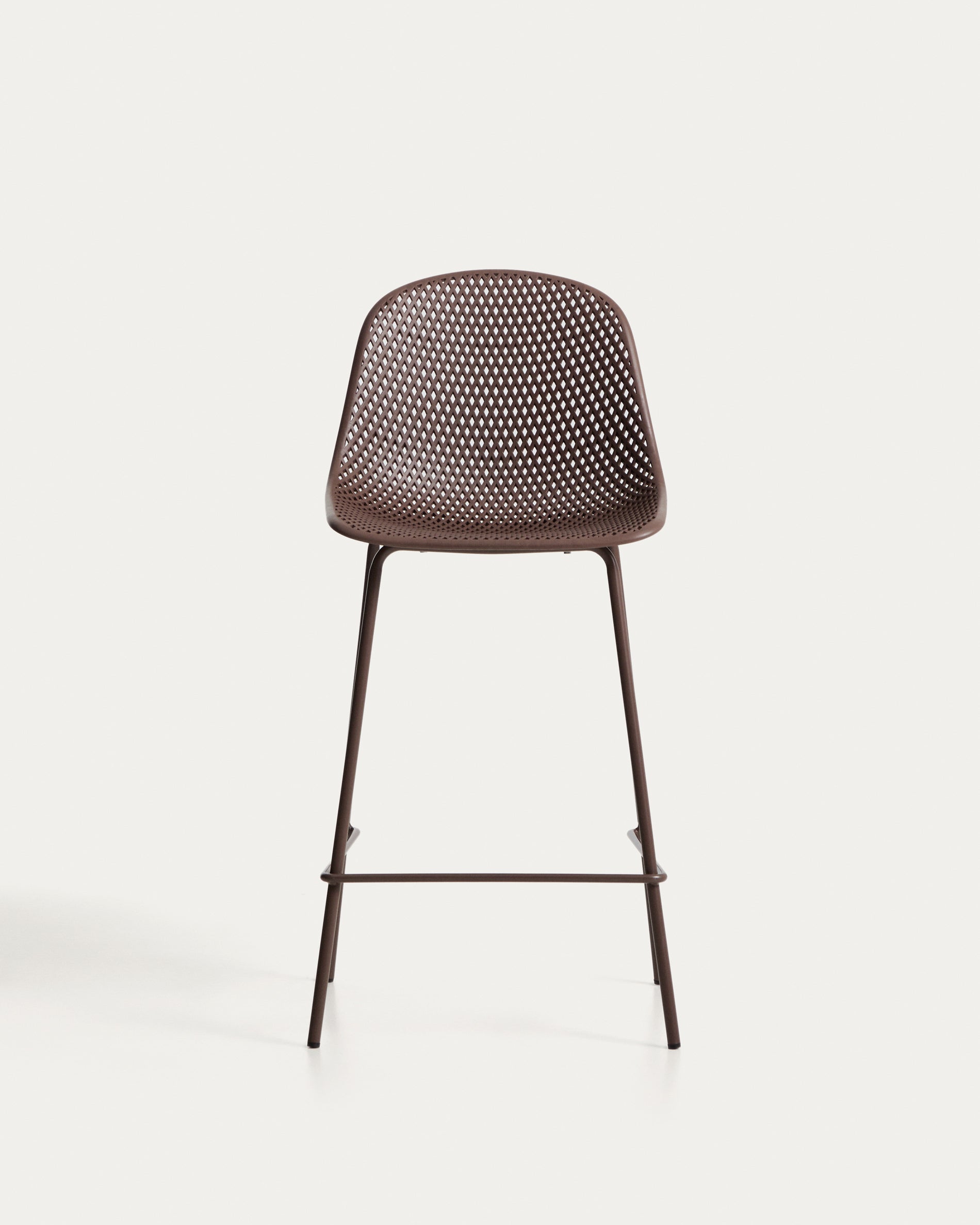 Eleganter Outdoor-Hocker Quinby in warmem Braun, 65 cm hoch, perfekt für entspannte Momente im Freien, ob im Garten oder auf der Terrasse.