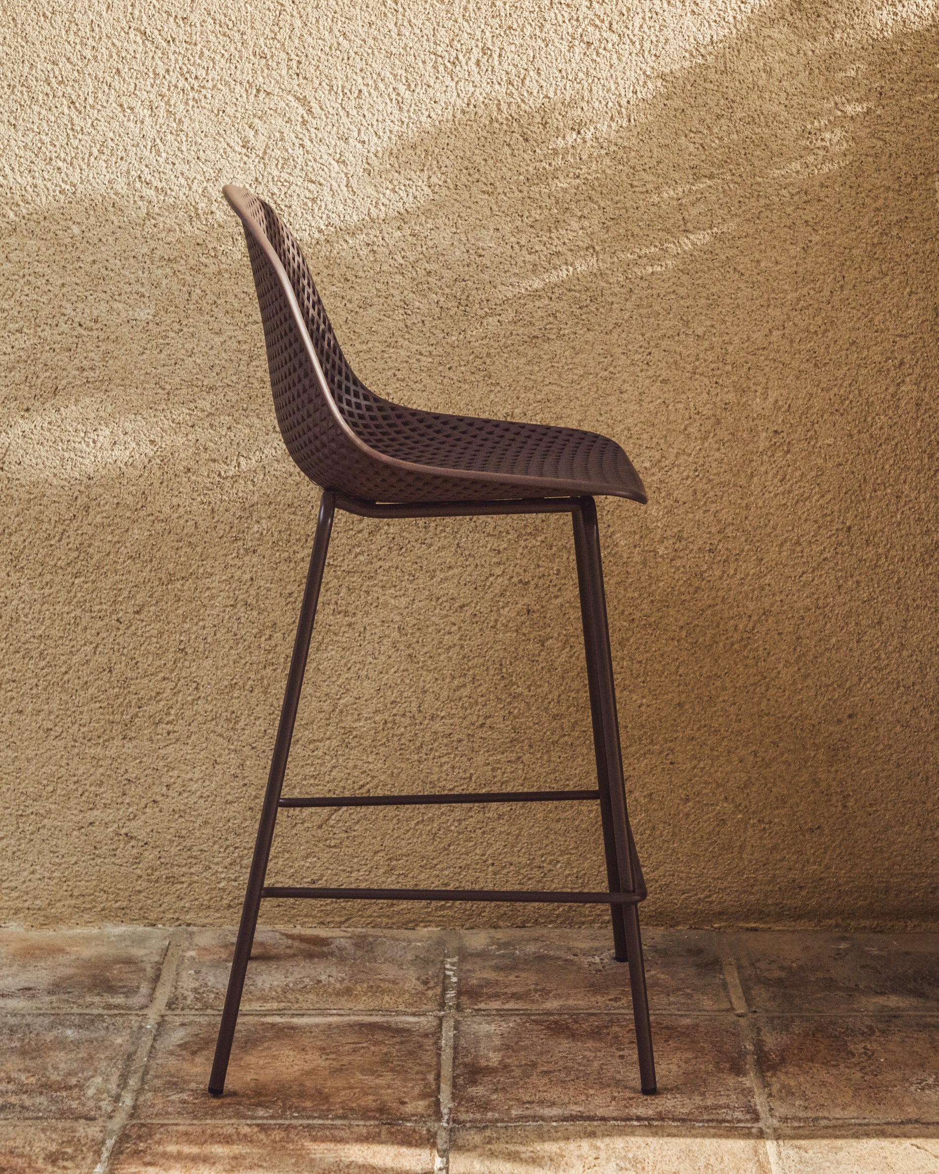 Stylischer Outdoor-Hocker Quinby in warmem Braun, 65 cm hoch, ideal für Garten und Terrasse, von Kave Home für gemütliche Stunden im Freien.