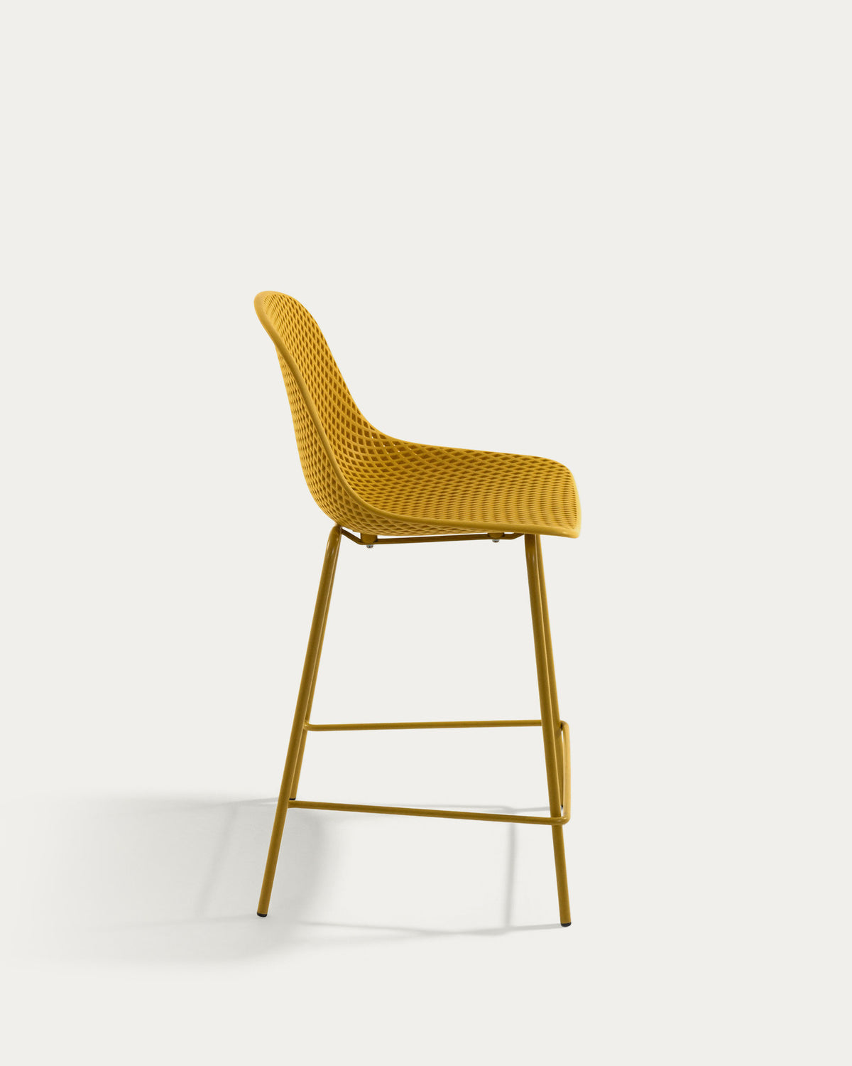 Outdoor Hocker Quinby gelb Höhe 65 cm in Senfgelb präsentiert im Onlineshop von KAQTU Design AG. Outdoor-Barstuhl ist von Kave Home