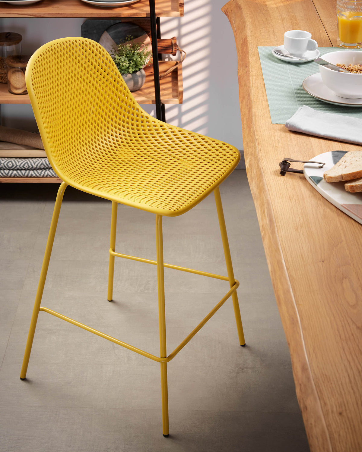 Outdoor Hocker Quinby gelb Höhe 65 cm in Senfgelb präsentiert im Onlineshop von KAQTU Design AG. Outdoor-Barstuhl ist von Kave Home