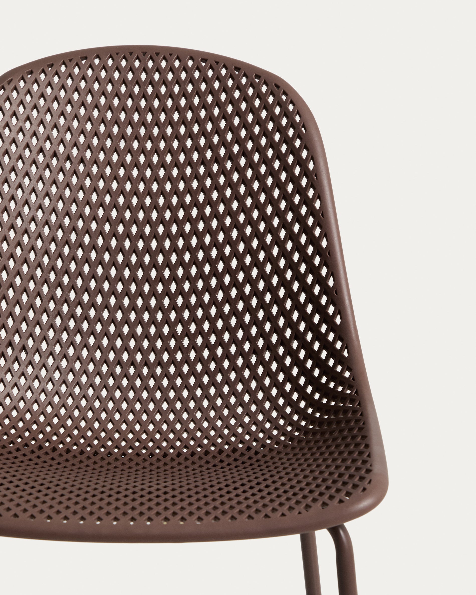 Eleganter Outdoor-Stuhl Quinby in einem warmen Braunton, ideal für gemütliche Momente im Garten oder auf der Terrasse.