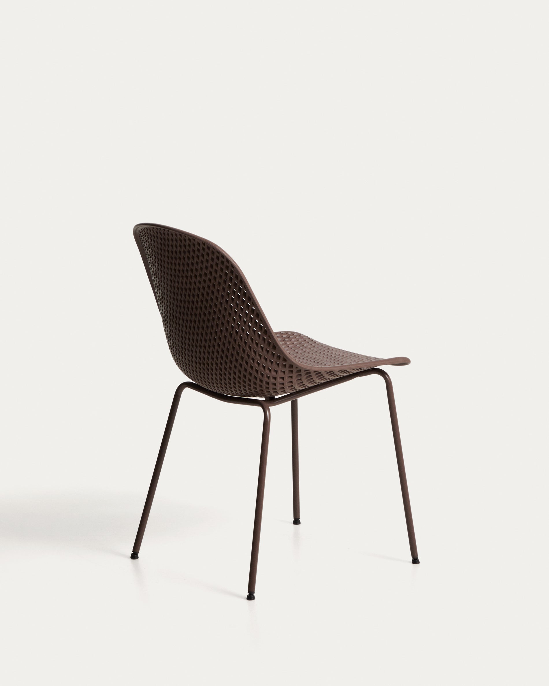 Eleganter Outdoor-Stuhl Quinby in einem warmen Braunton, ideal für gemütliche Momente im Garten oder auf der Terrasse, von Kave Home.