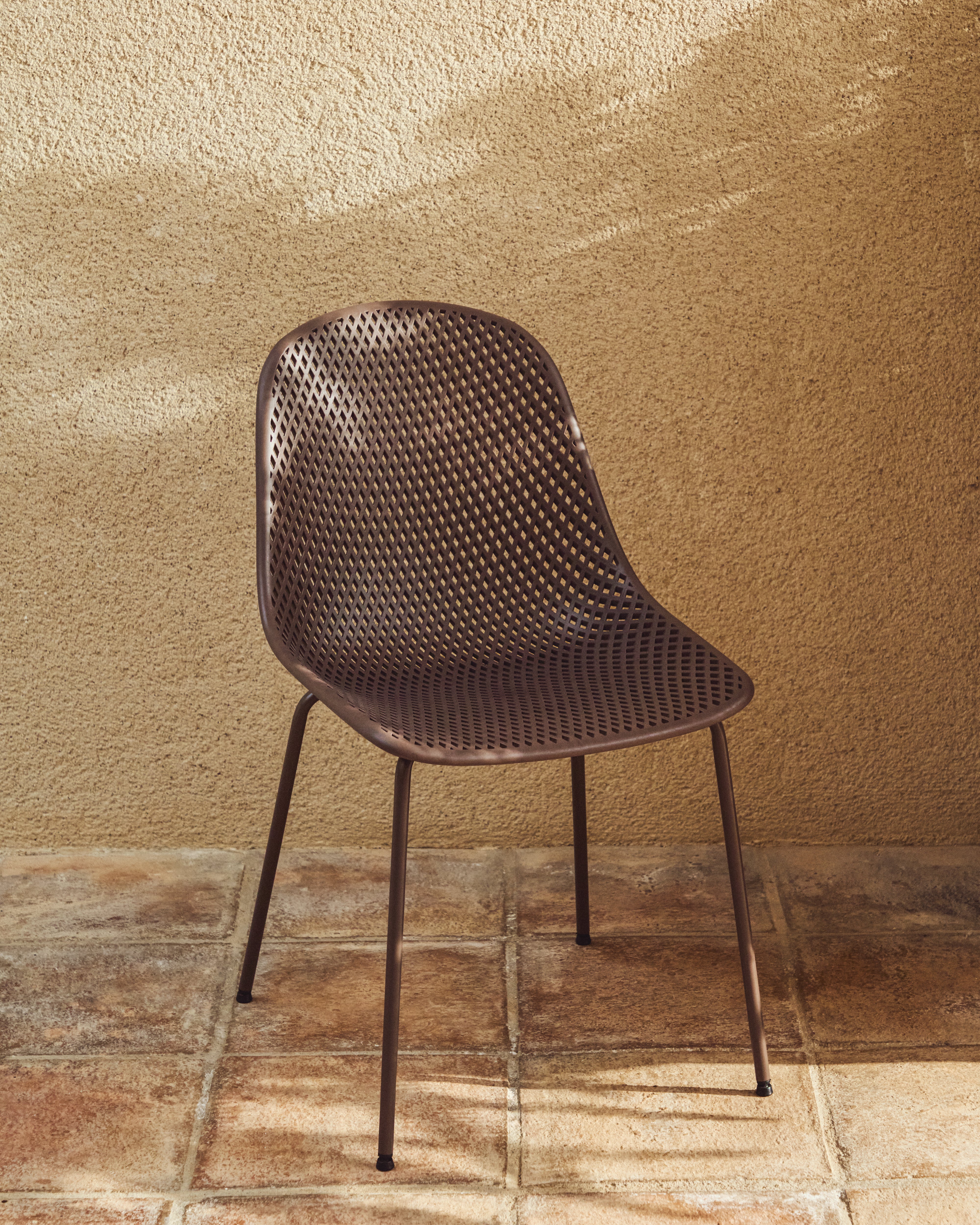Eleganter Outdoor-Stuhl Quinby in warmem Braun, ideal für Garten und Terrasse, von Kave Home für stilvolle Entspannung im Freien.