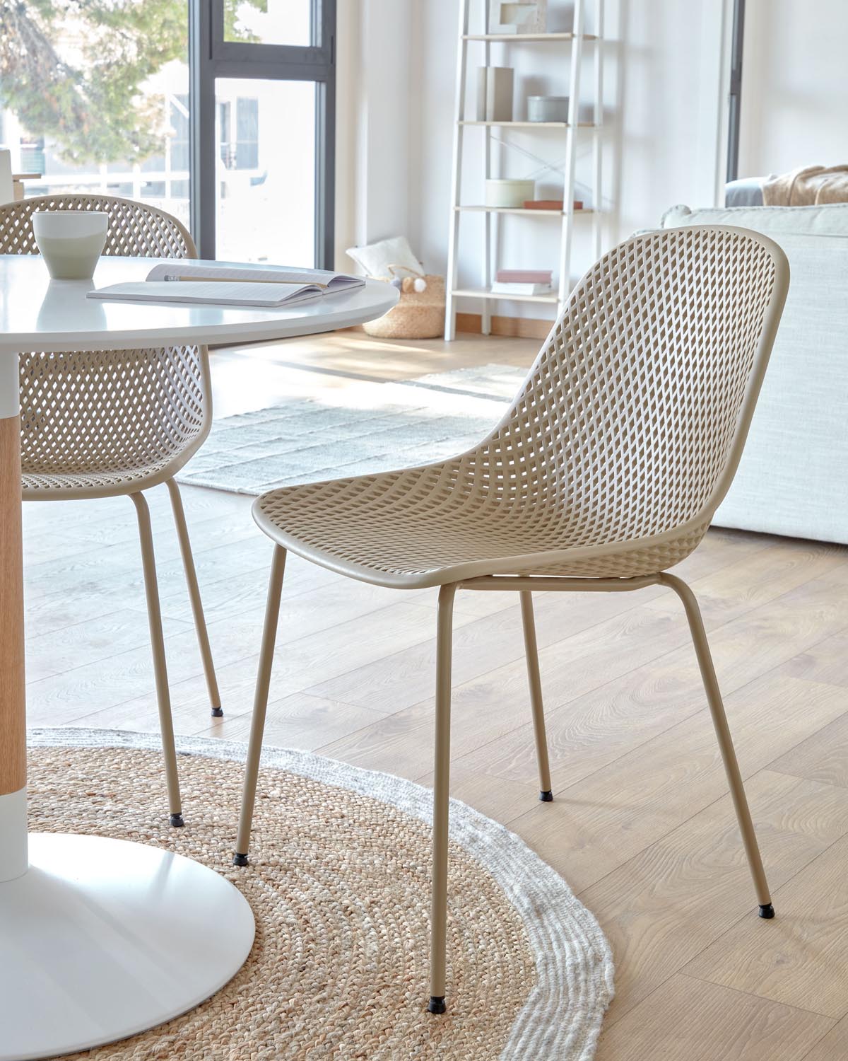 Stilvoller Outdoor-Stuhl Quinby beige von Kave Home für Gartenfreunde.