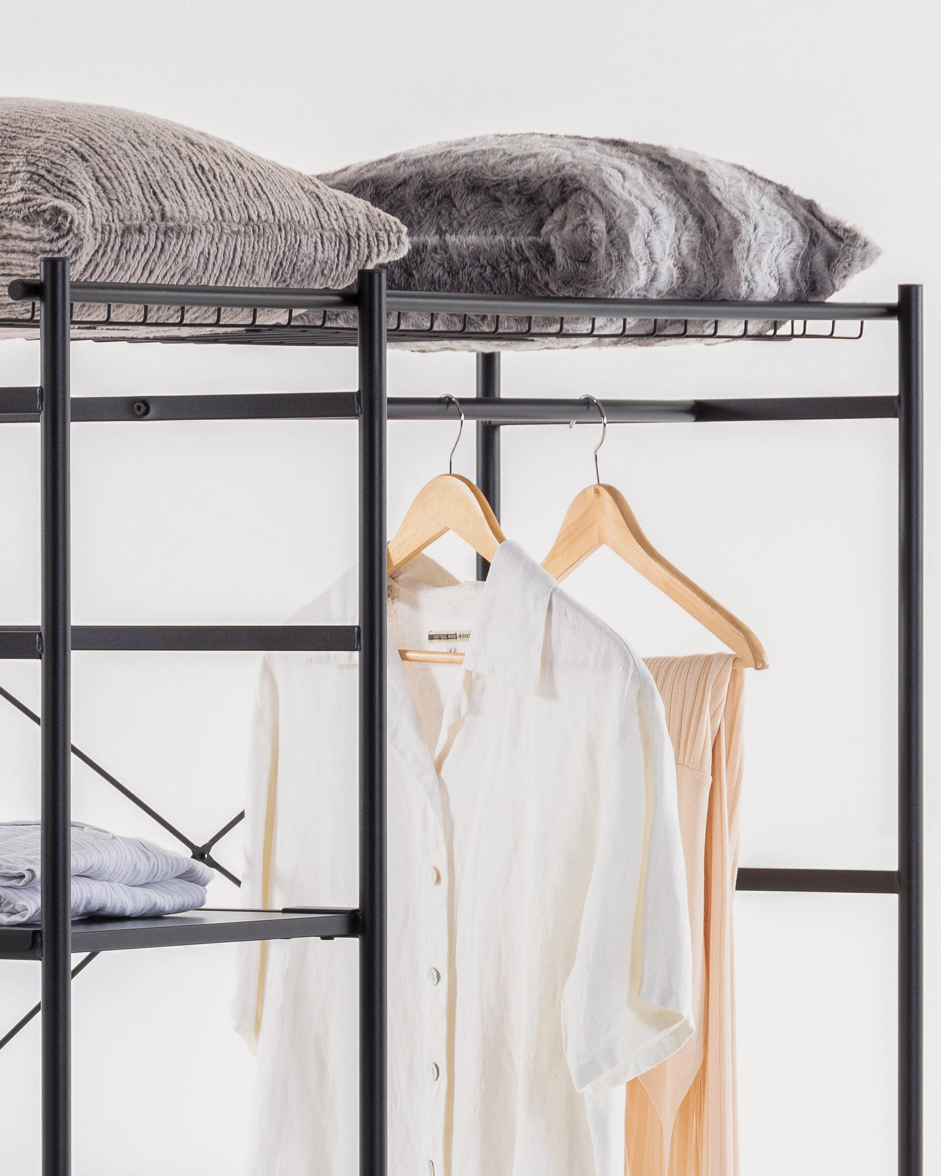 Moderner Storn Schrank von Kave Home: Offenes Design, schwarze Stahlkonstruktion, 120x182 cm, perfekt für stilvolle Aufbewahrung.