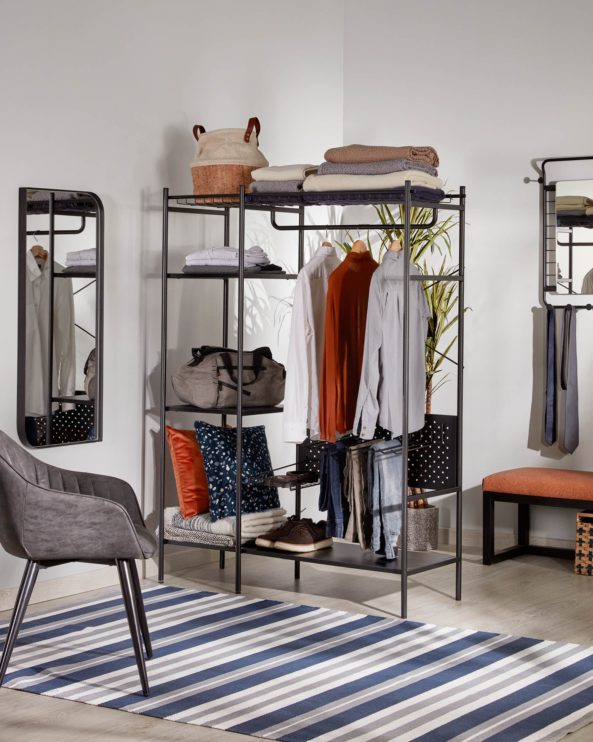 Moderner offener Schrank von Kave Home, 120x182 cm, schwarzes Finish, ideal für stilvolle und funktionale Aufbewahrung.