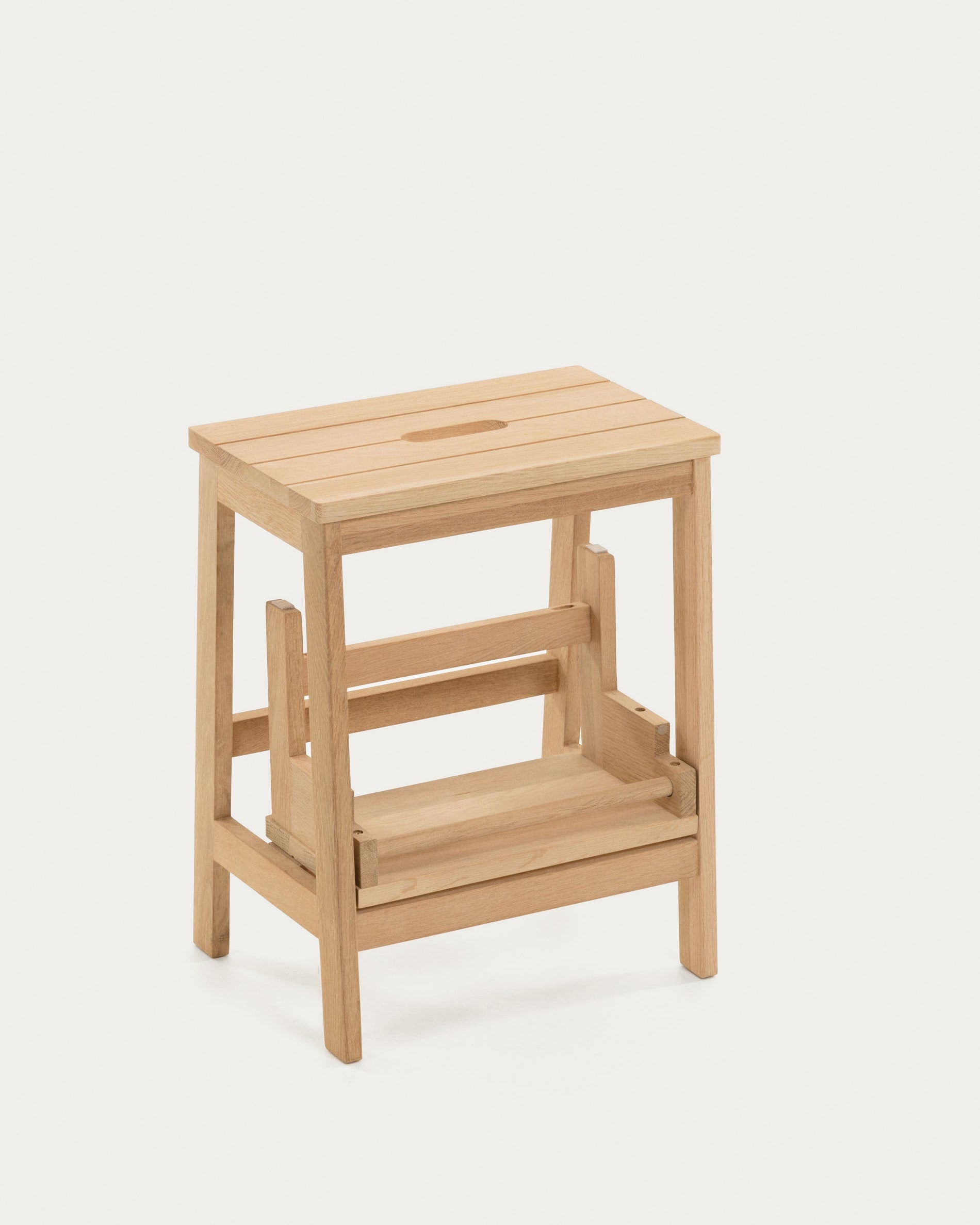 Praktischer Hocker mit integrierter Leiter, Modell Nell von Kave Home, 40 x 43 cm, ideal für vielseitige Nutzung im Haushalt.