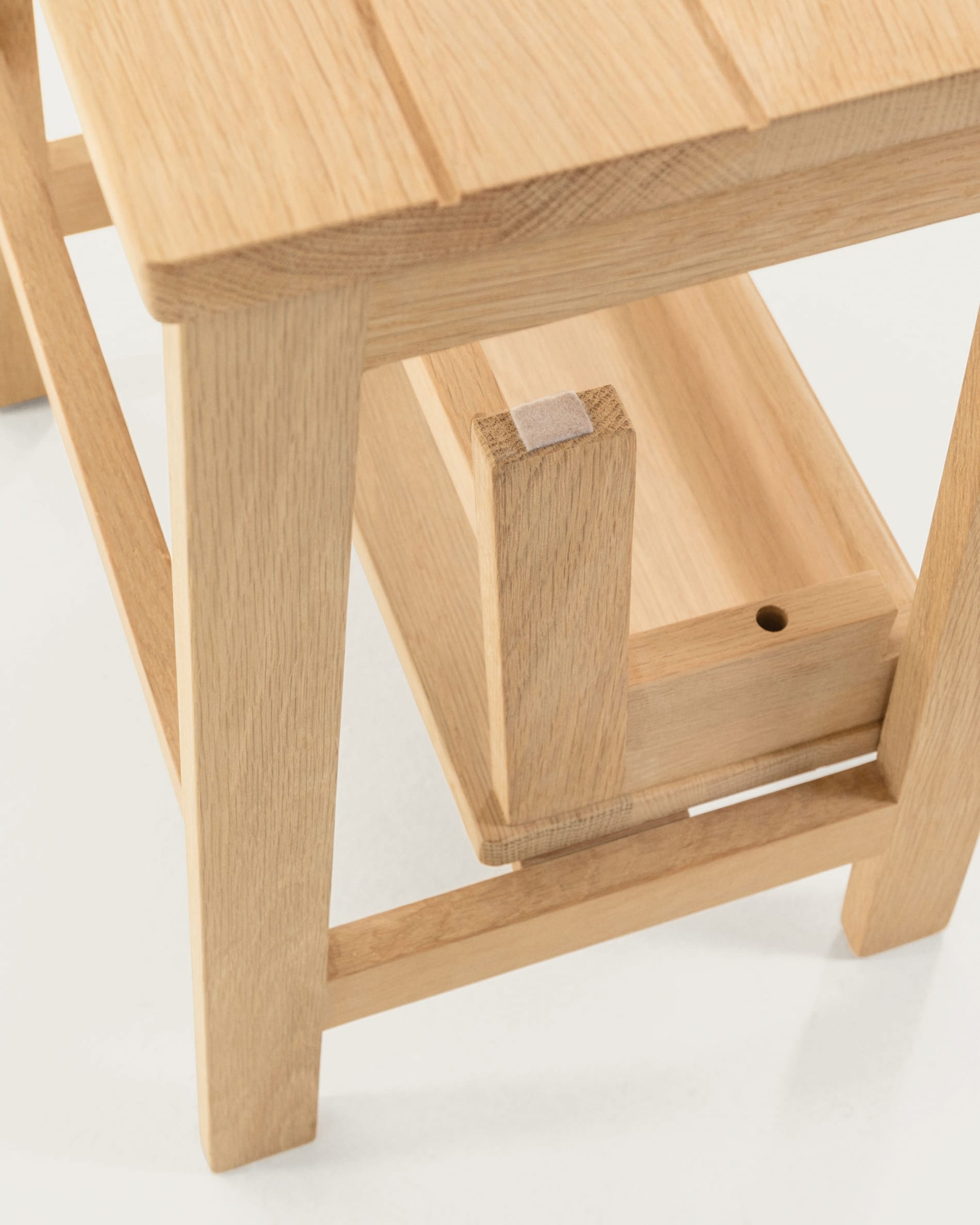 Entdecken Sie den Hocker mit Leiter Nell von Kave Home: 40 x 43 cm, aus robustem Buchenholz, perfekt als Sitzgelegenheit und praktische Leiter für jeden Raum.