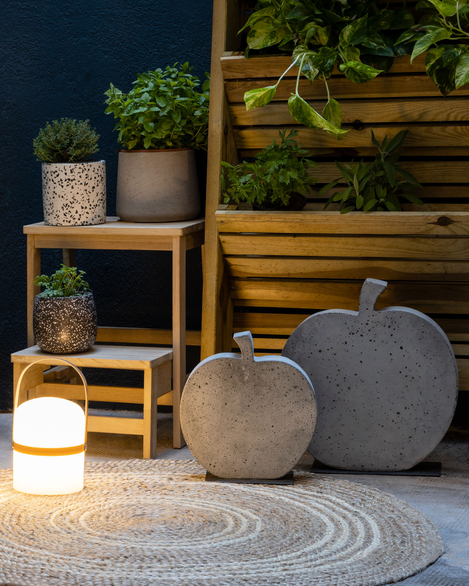 Vielseitiger Hocker aus massivem Buchenholz, der als Sitz und Leiter dient. Ideal für Innen- und Aussenbereiche.