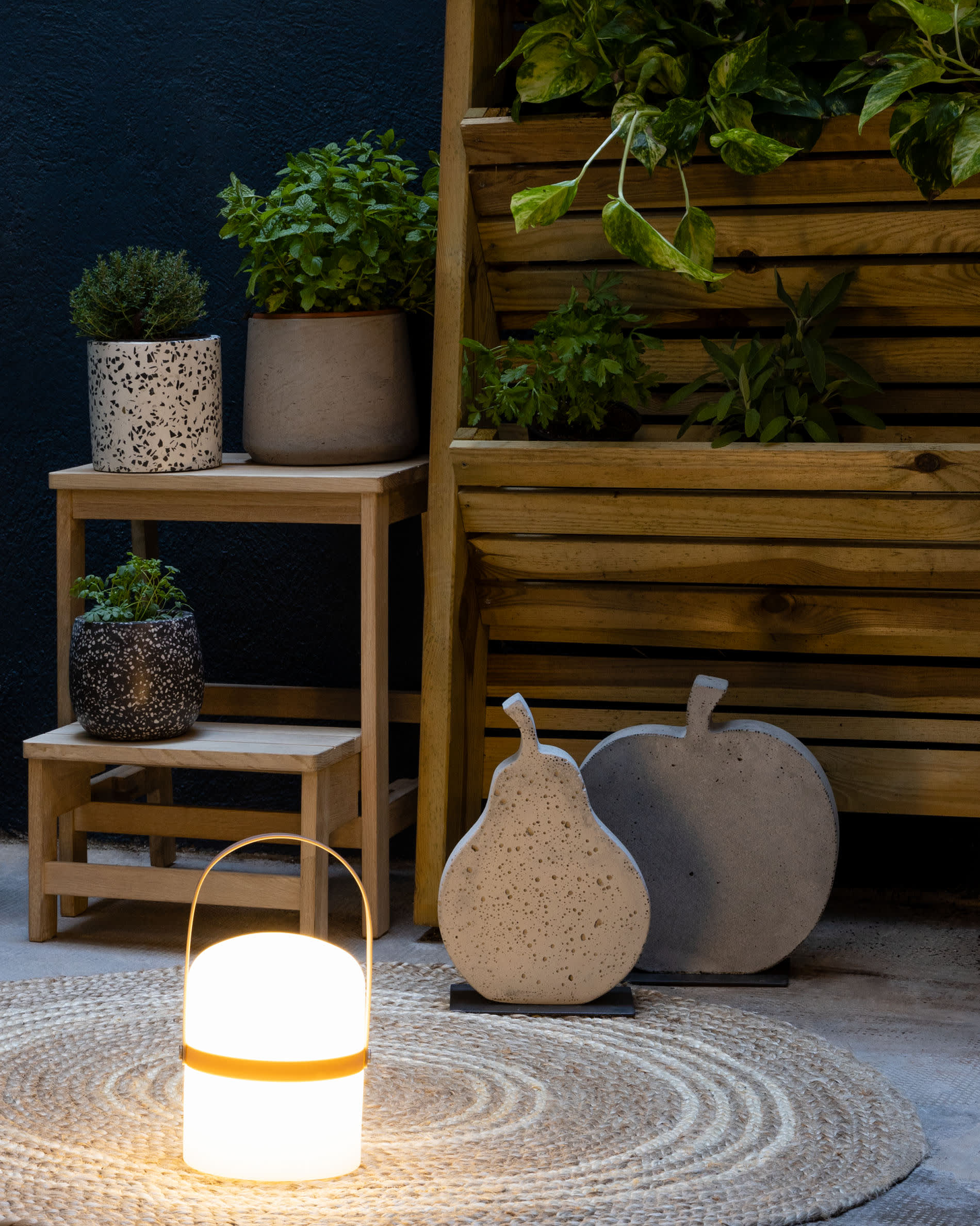 Praktischer Hocker mit integrierter Leiter, Modell Nell von Kave Home, 40 x 43 cm, ideal für vielseitige Nutzung im Haushalt.