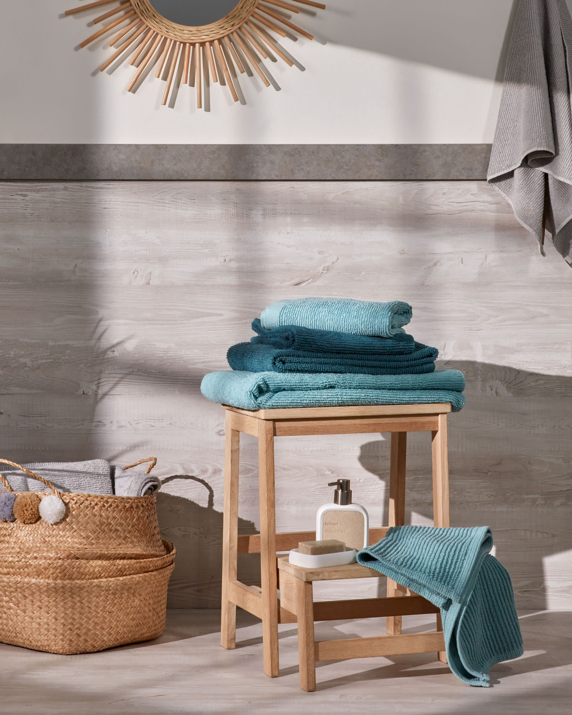 Praktischer Hocker mit integrierter Leiter, Modell Nell von Kave Home, 40 x 43 cm, ideal für vielseitige Nutzung im Haushalt.