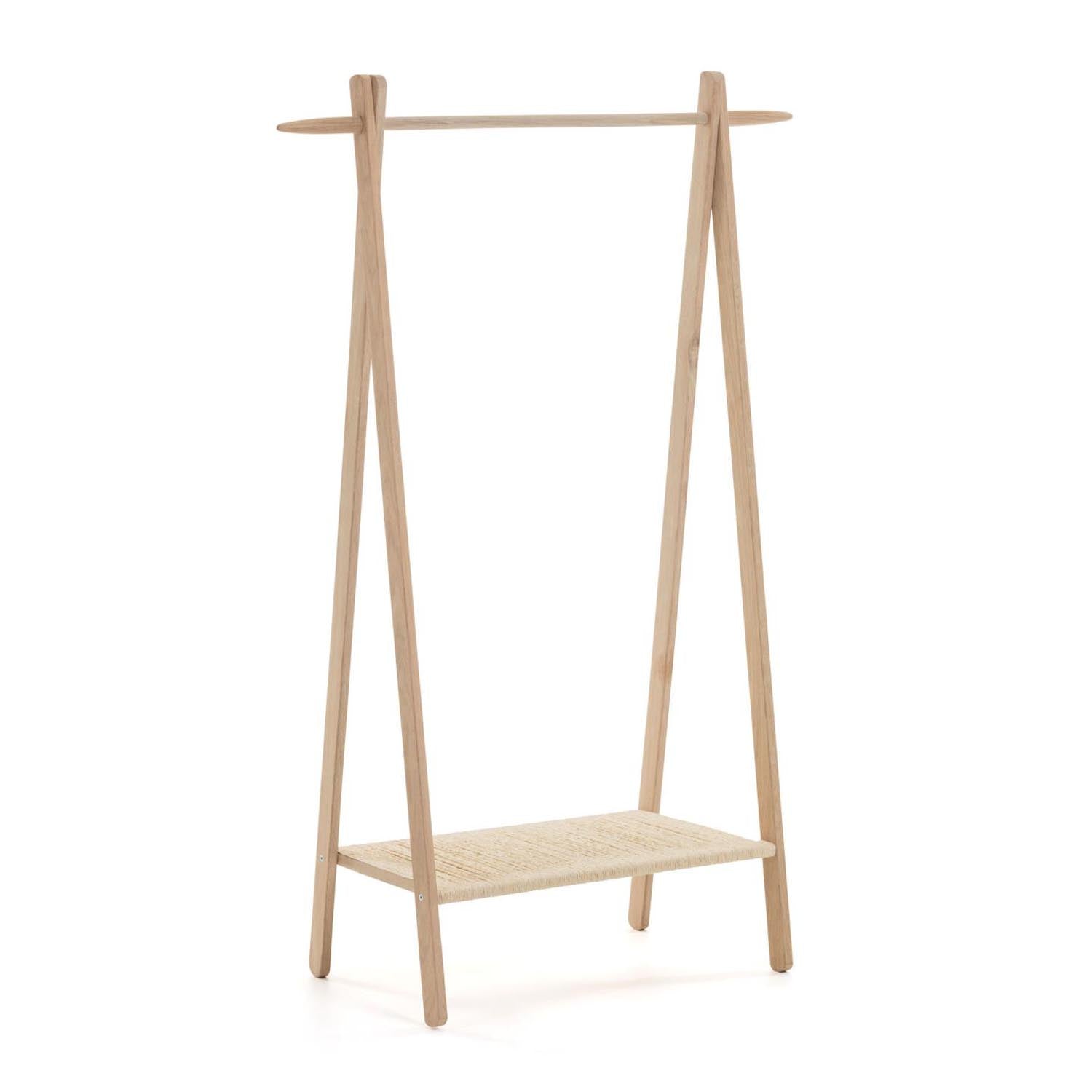 Entdecke den stilvollen Natane Kleiderständer aus Birkenholz und Rattan (95 x 152 cm) von Kave Home – ideal für Flur, Schlafzimmer und Ankleidezimmer.