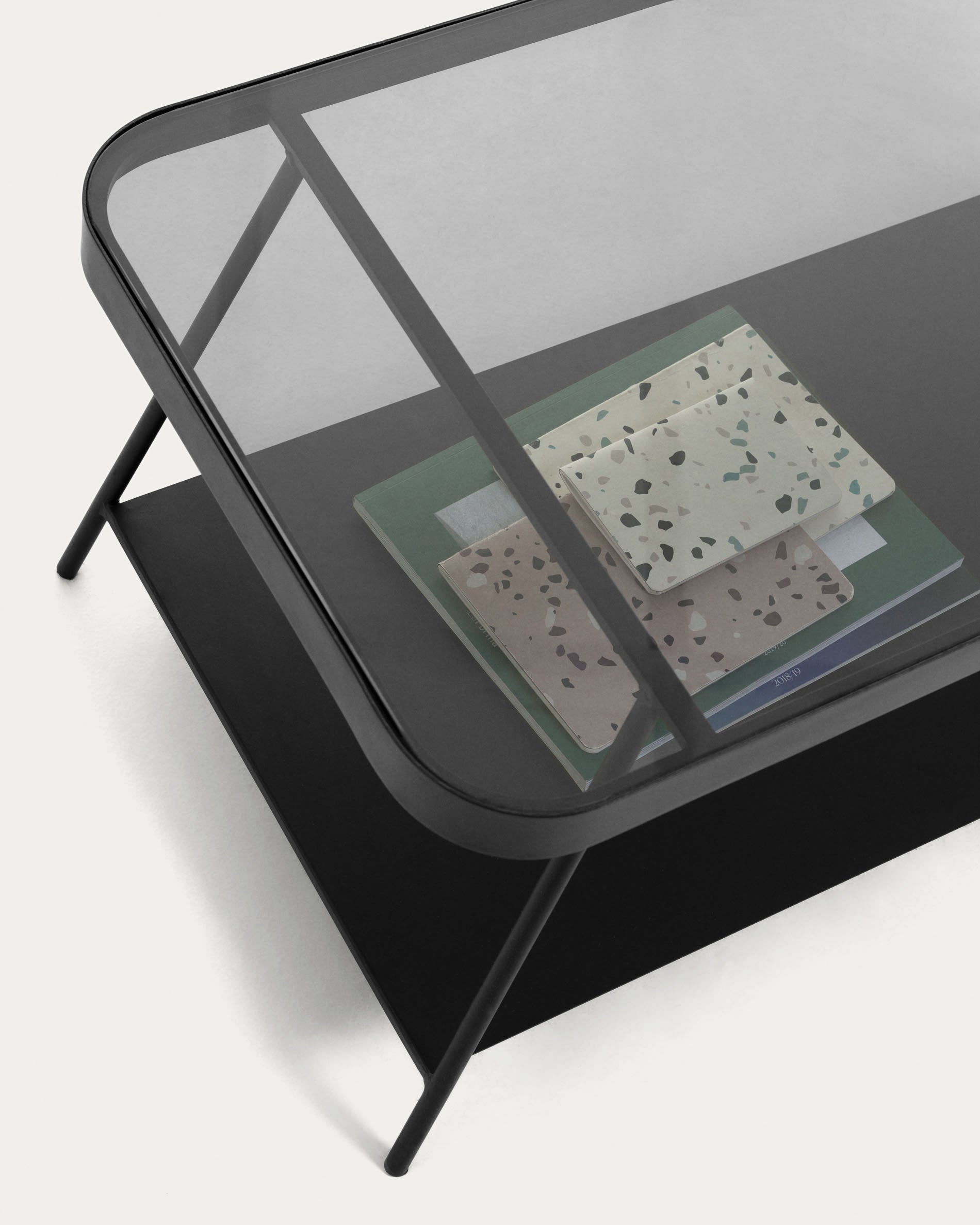 Moderner Couchtisch mit stilvoller rauchgrauer Glasoberfläche und robuster Stahlstruktur in Schwarz, ideal für jedes Wohnzimmer.