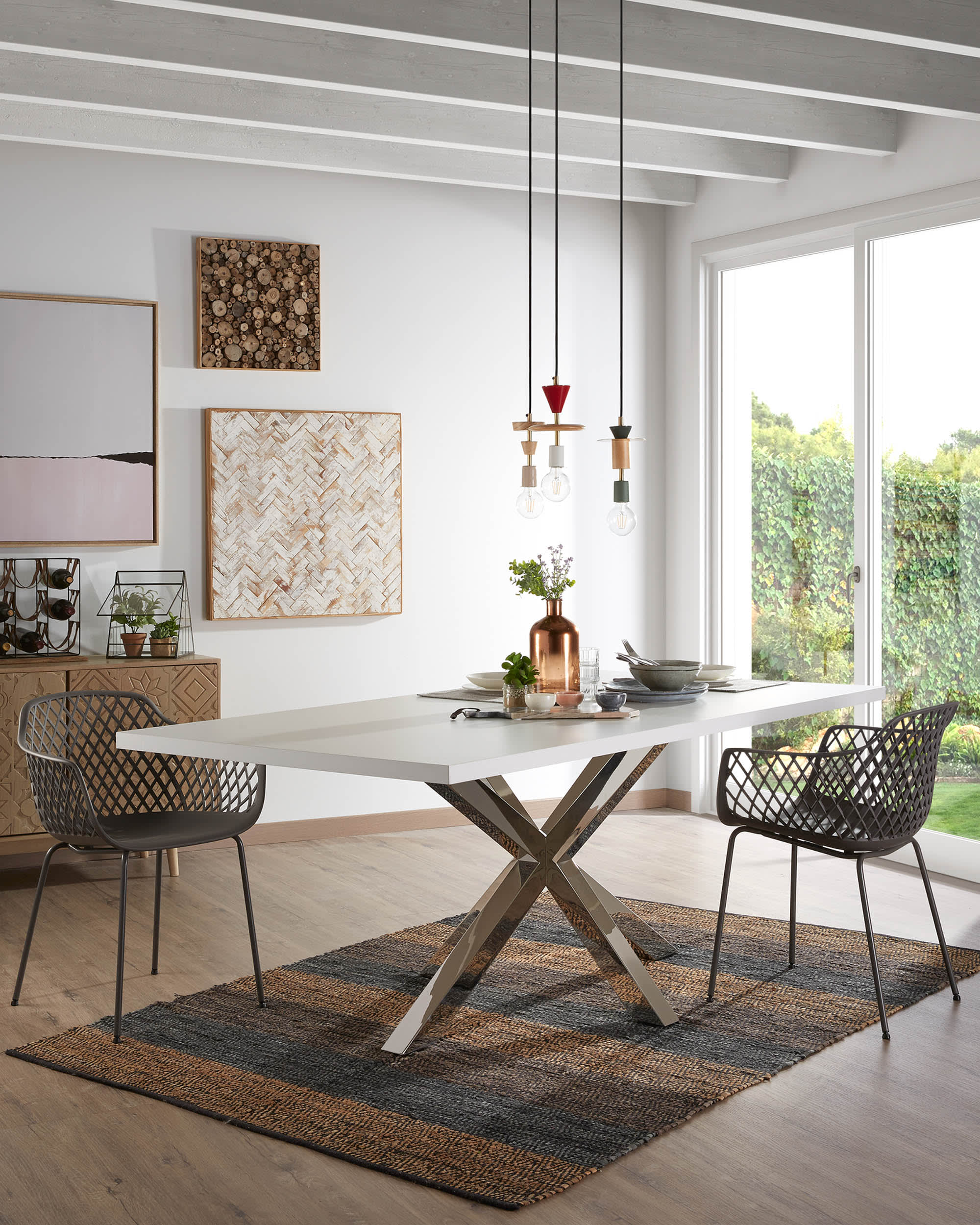 Eleganter Argo Tisch: Weisses Melamin trifft auf Edelstahlbeine – modern, robust und ideal für gesellige Runden.