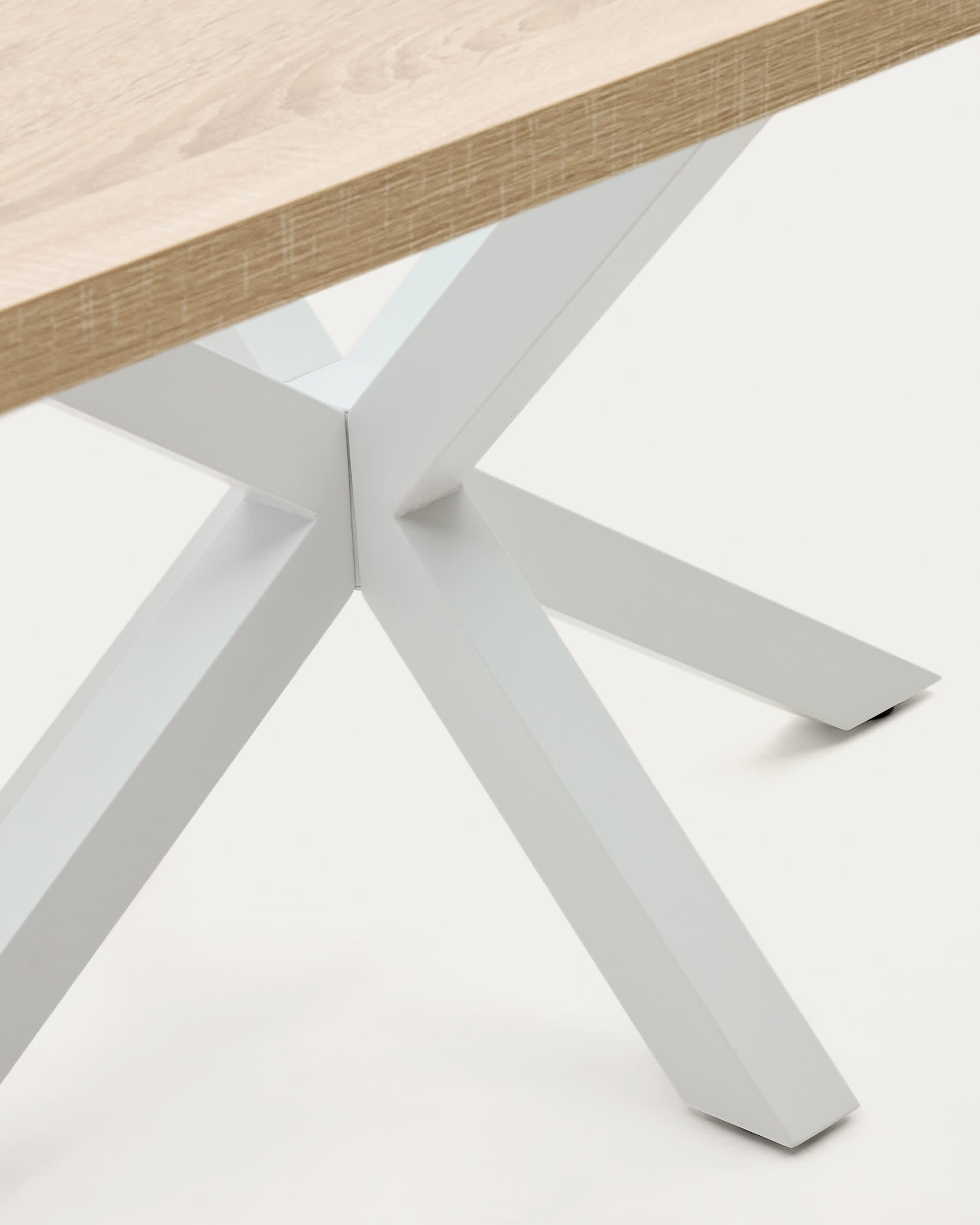 Erleben Sie den modernen Tisch Argo von Kave Home: 160 x 100 cm, mit robuster Melamin-Oberfläche und stilvollen weißen Stahlbeinen für Ihr Esszimmer.